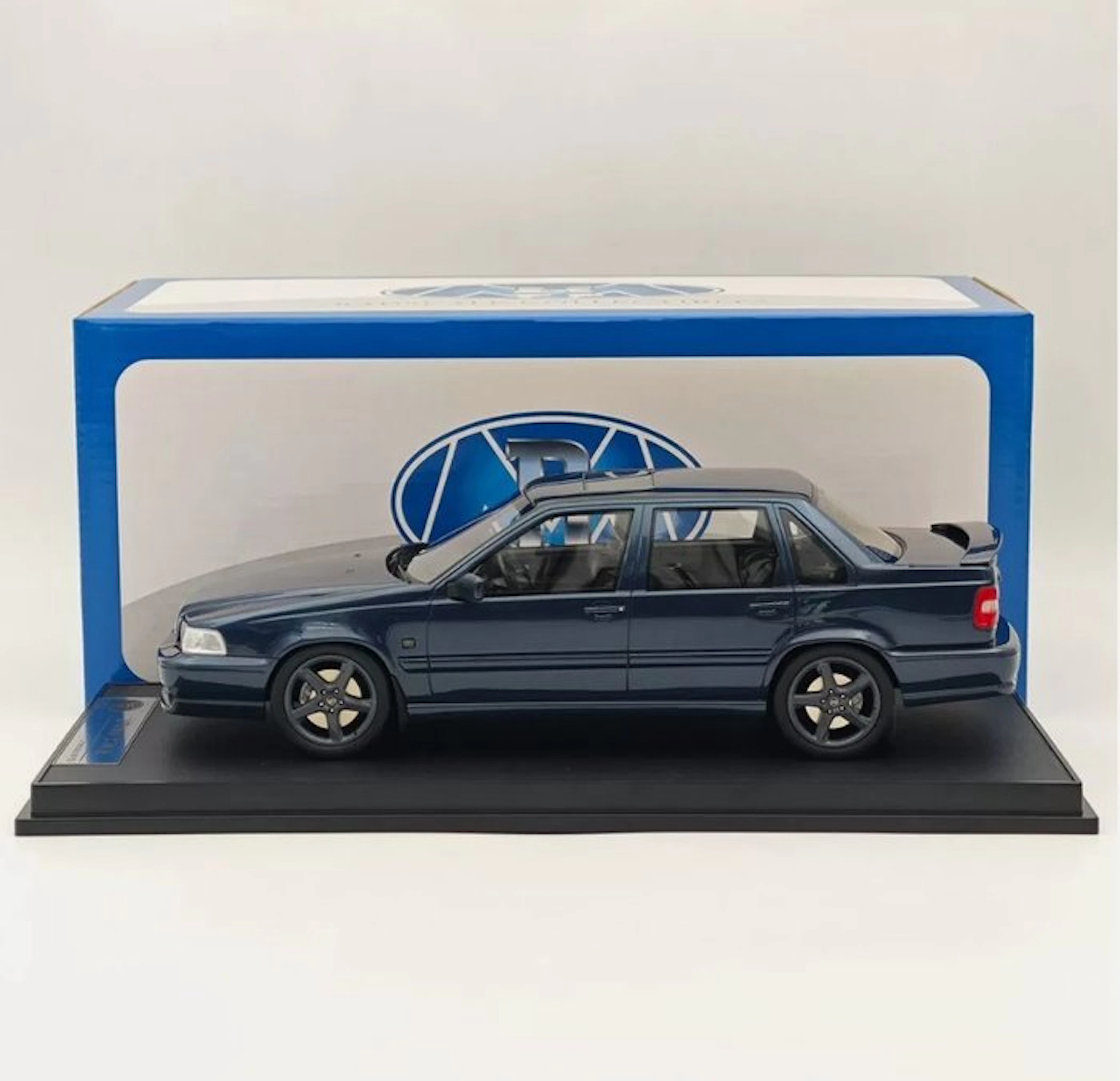 Radscale 1:18 - Model car - Volvo S70R - Nautic Blue - Inclusief Vitrinebox
