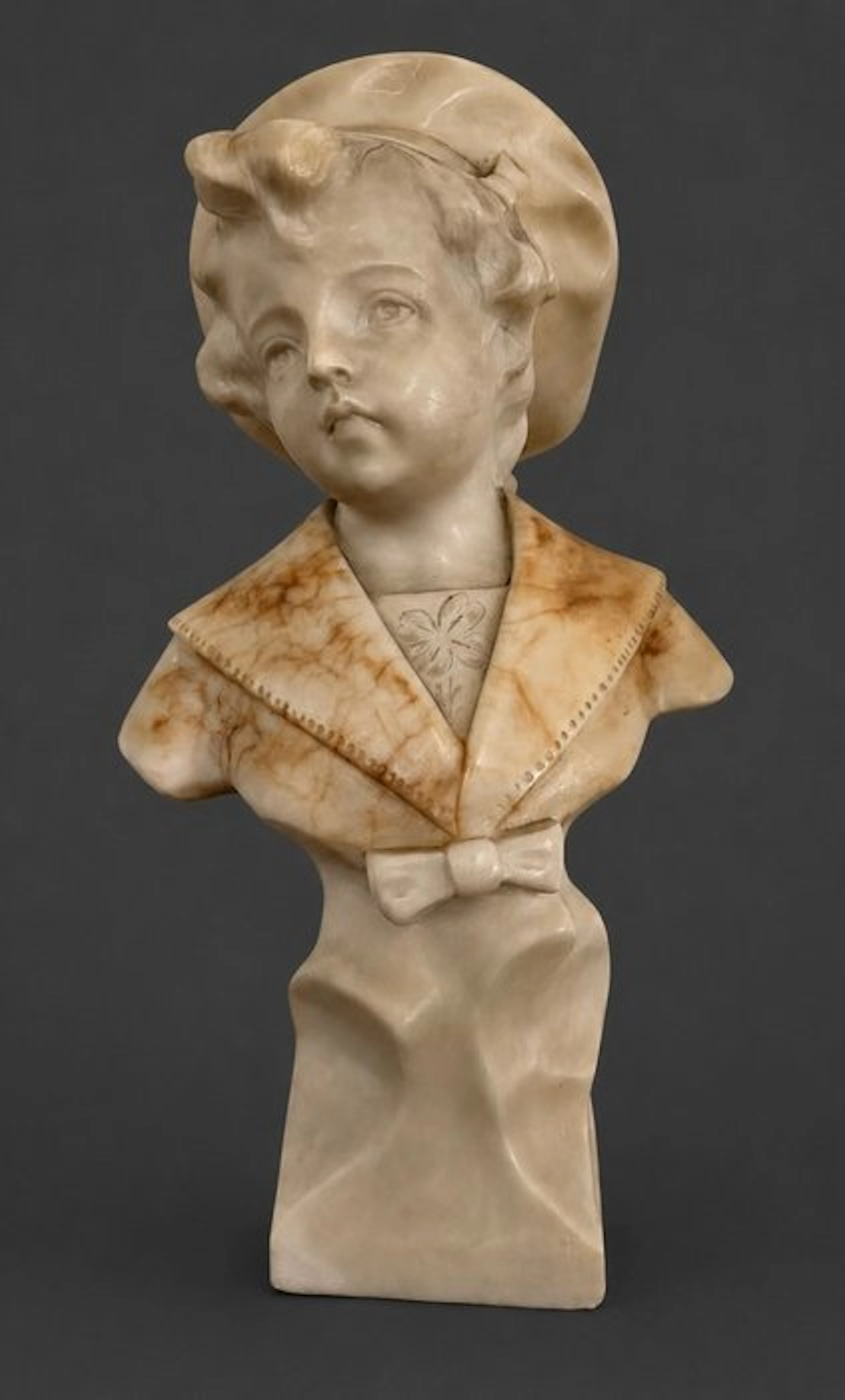 Bust, "Jong kind met baret" - 25.5 cm - Alabaster