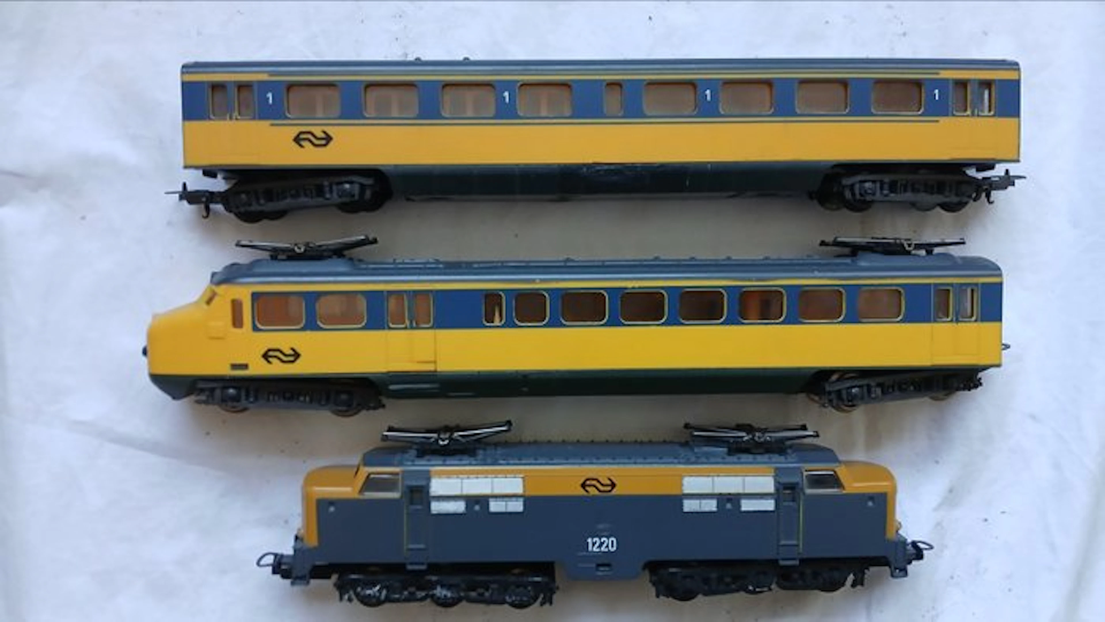 Lima H0 - Model train (3) - Series 1200 and two-part Hondekop - NS