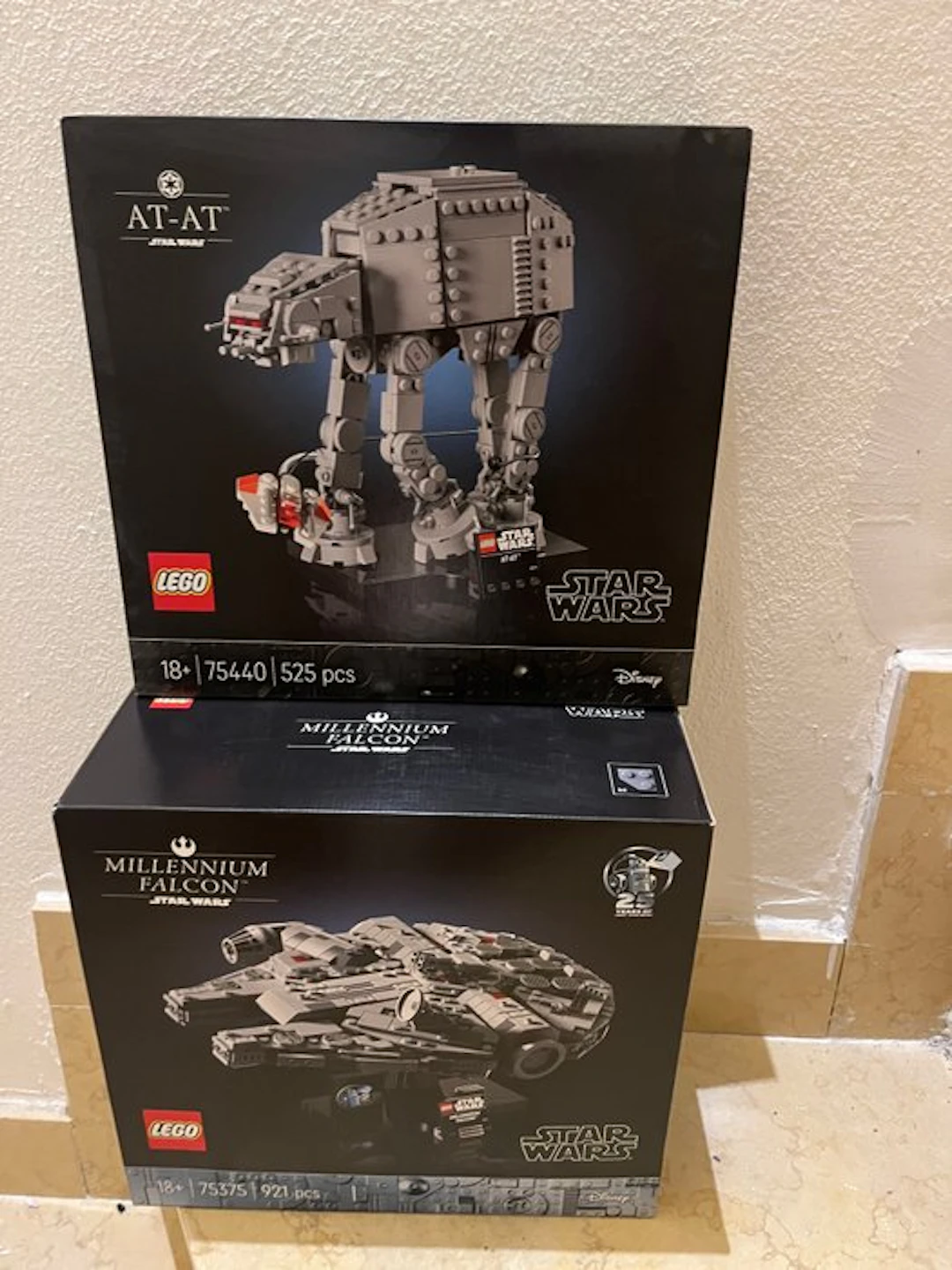 LEGO Set - Star Wars - AT-AT ; Millennium Falcon