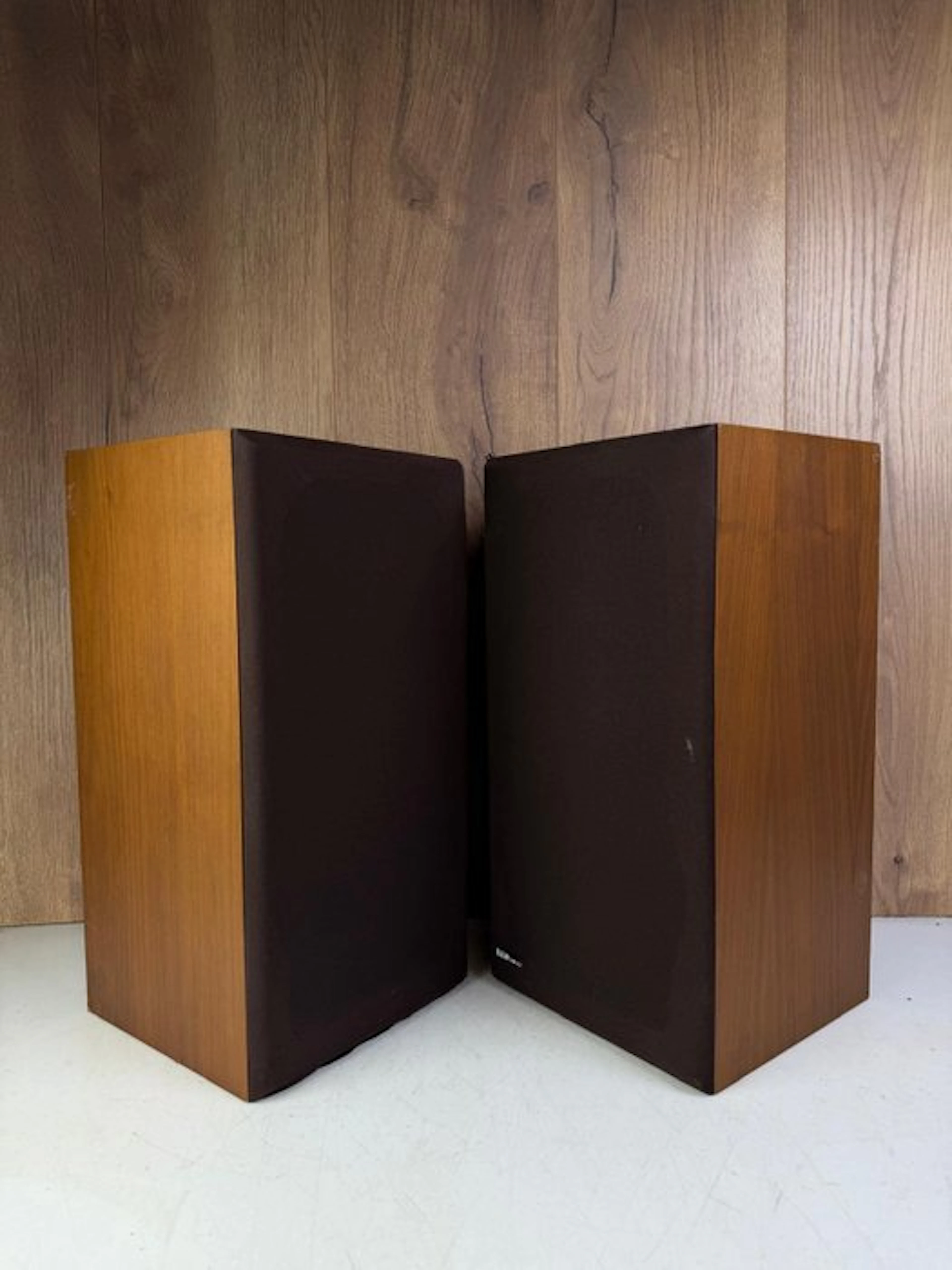 Bower & Wilkins - DM23 - Matching Pair Speaker set