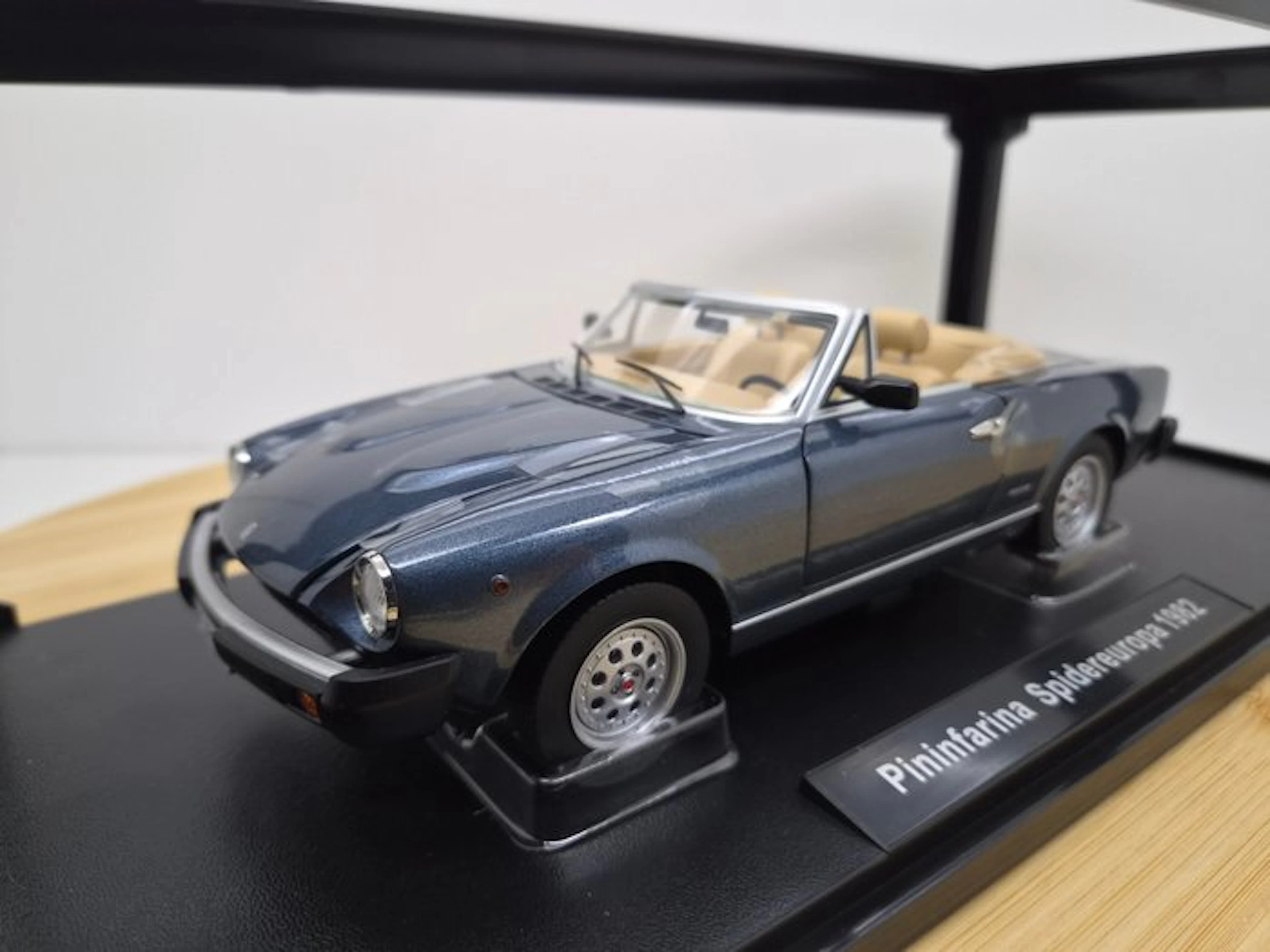 Touring Models 1:18 - Model car - Pininfarina Spidereuropa/Fiat 124 Spider