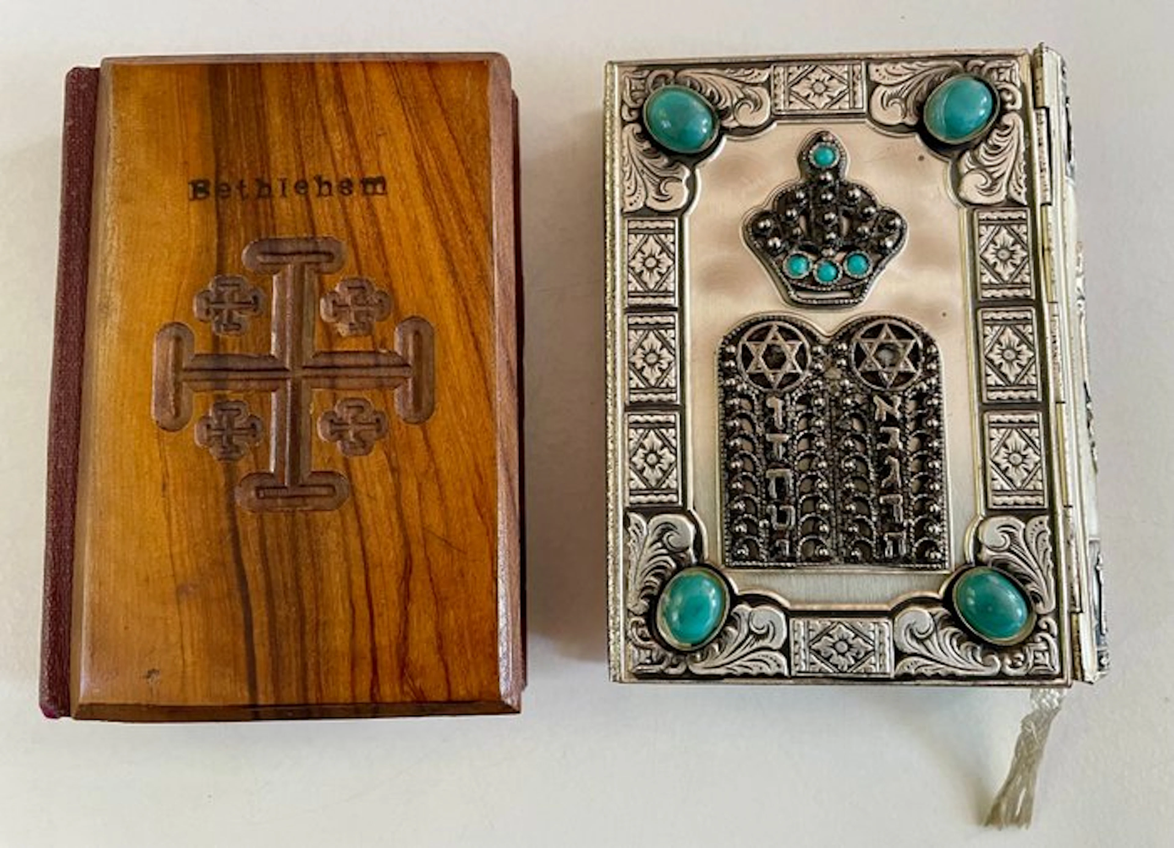 Olijfhouten "The New Testament" (1929) & Metalen/Zilveren...