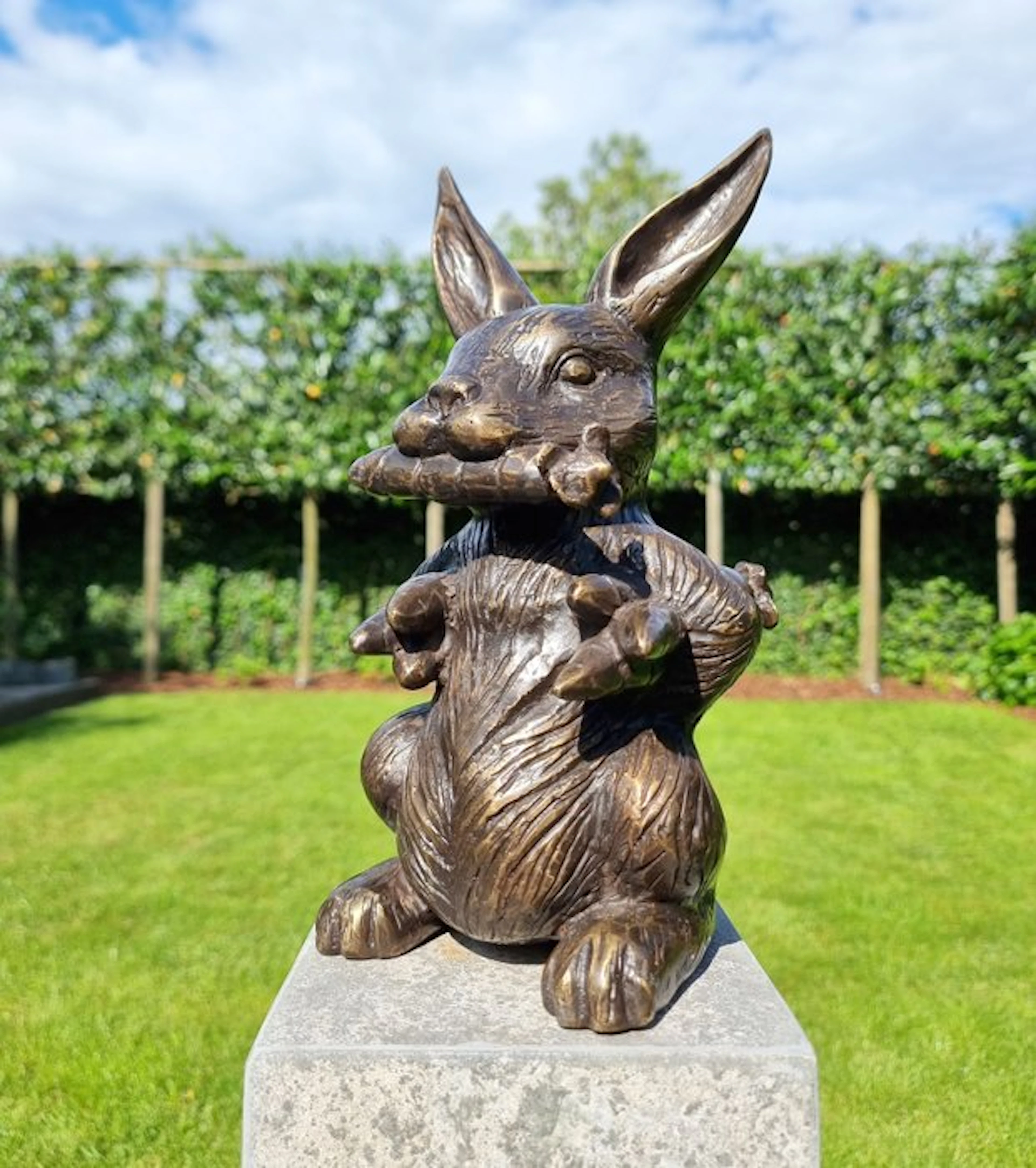 Figurine - The greedy Rabbit - Bronze