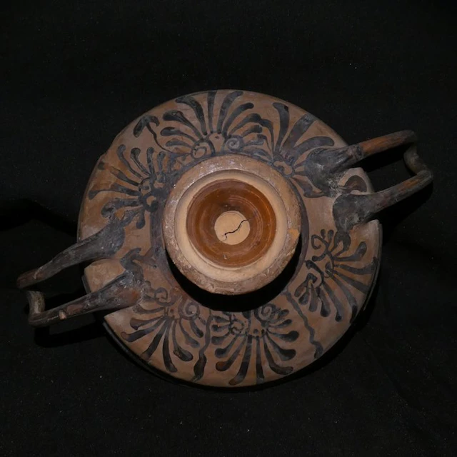 Ancient Greek Pottery Kylix. 25 cm L. 4th century BC