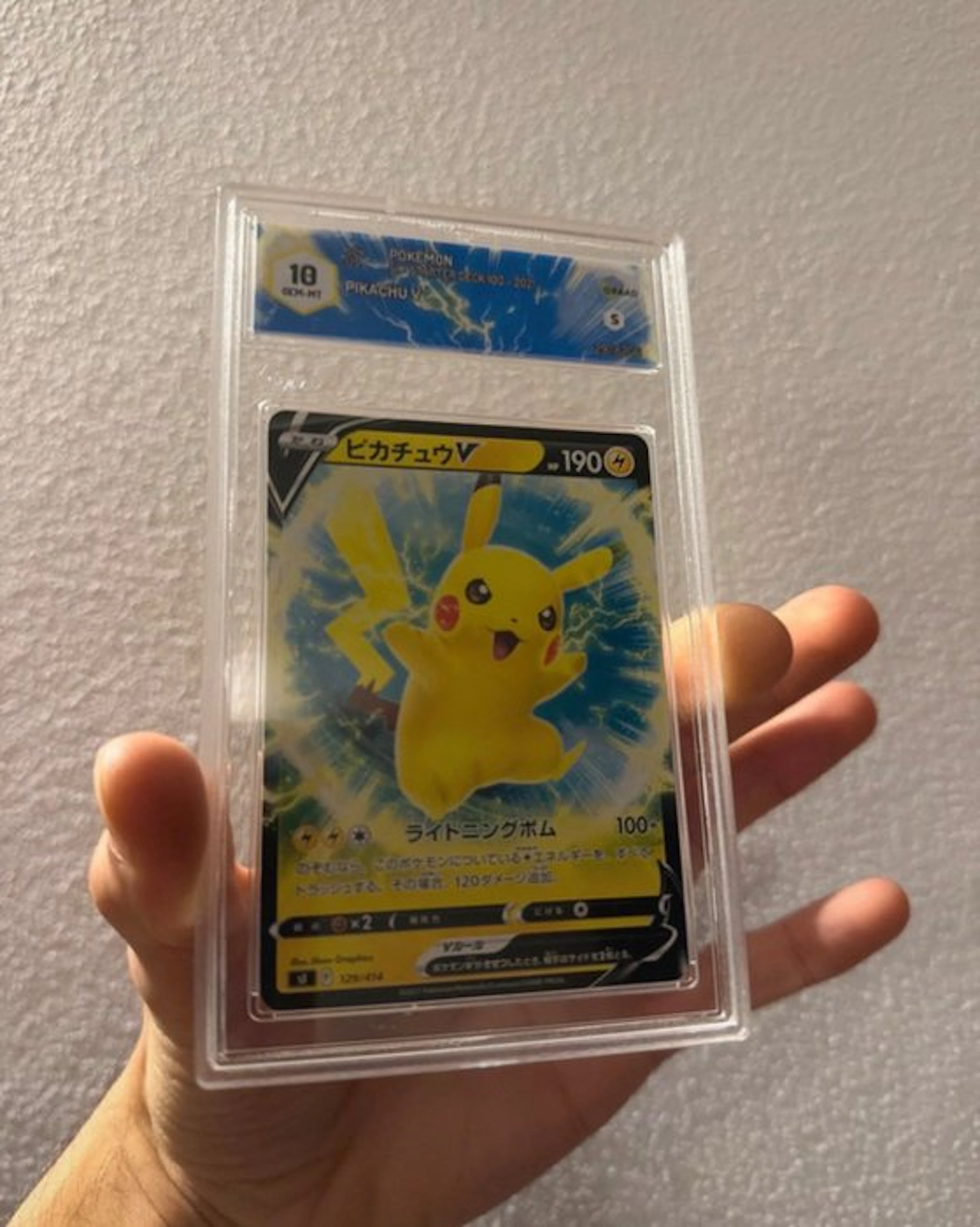 Pokémon - 1 Graded card - Pikachu 129/184 Foil - Graad 10...