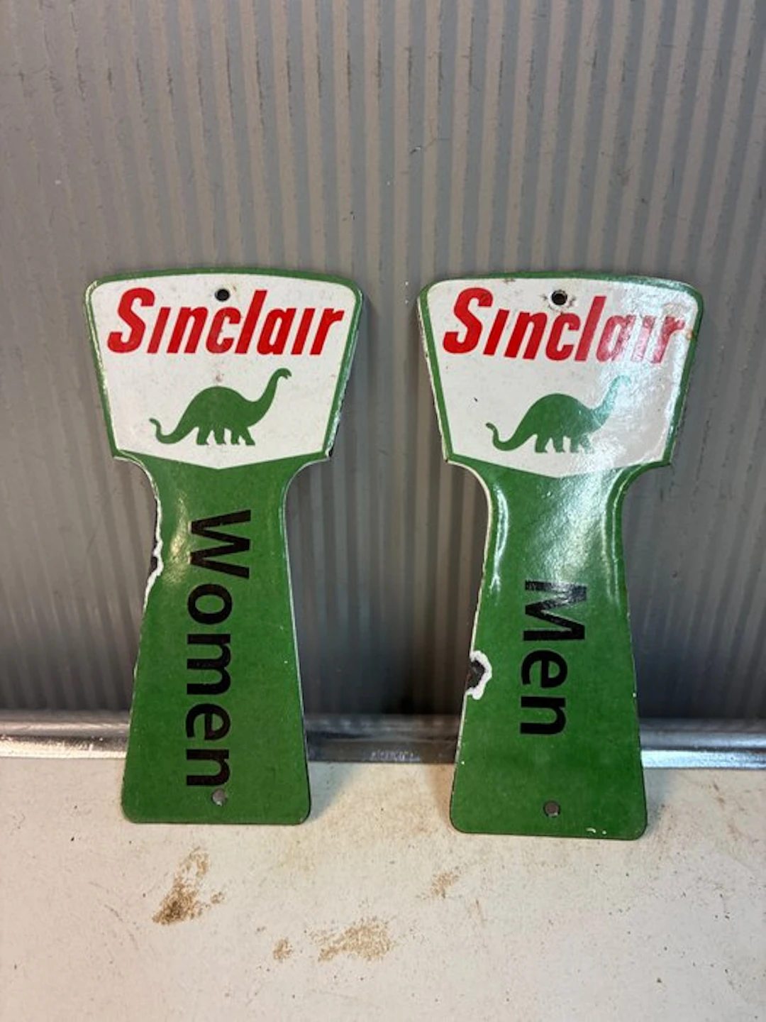 Sinclair – Original set of enameled directional signs...