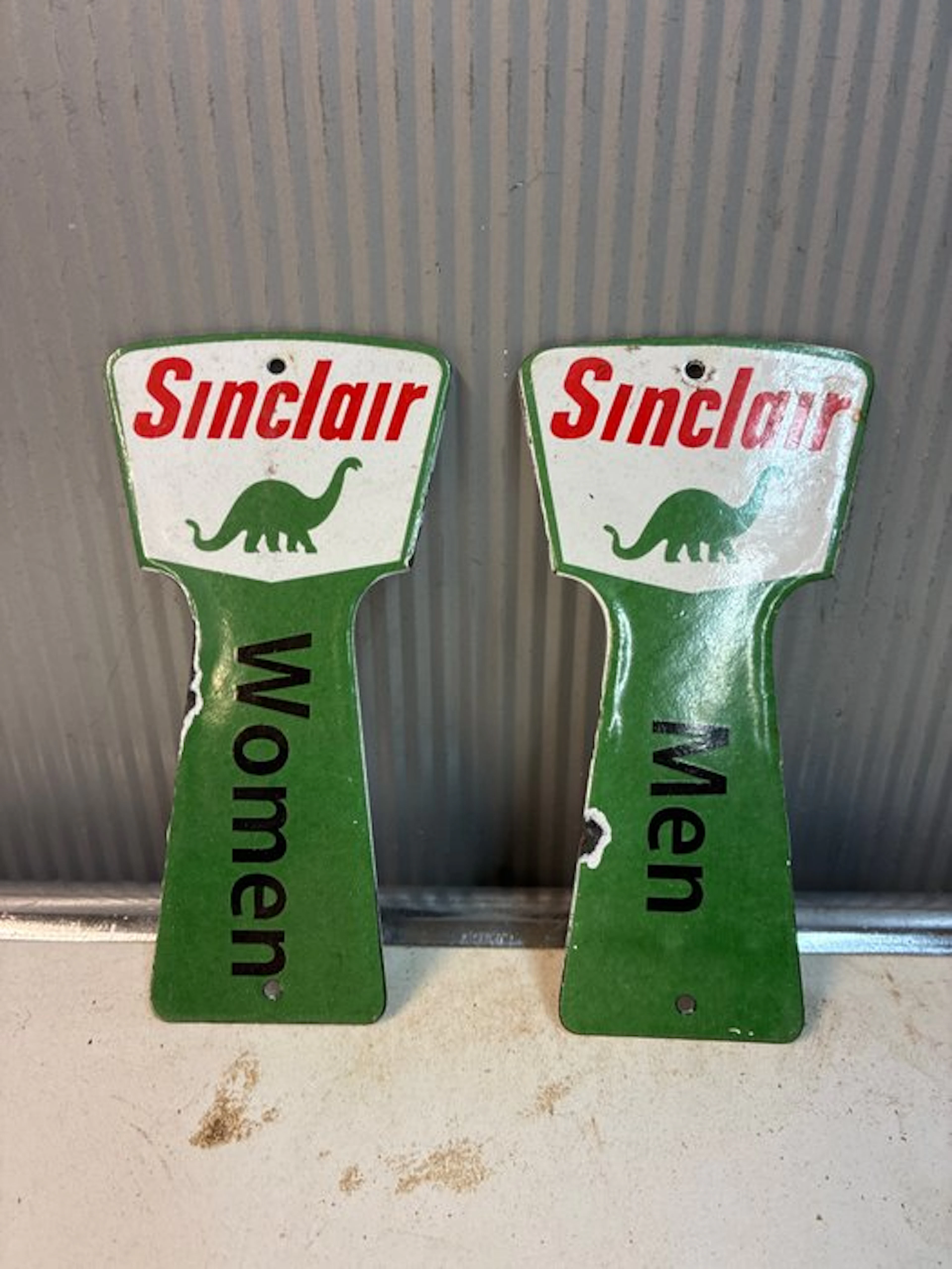 Sinclair – Original set of enameled directional signs...