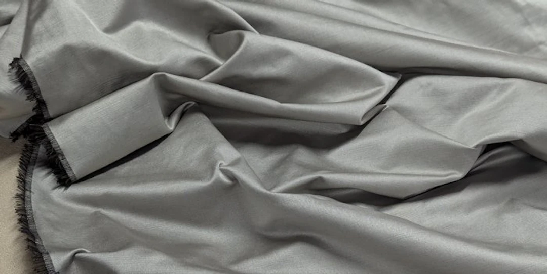 Elegante Tessuto Serico Grigio Perla – Caduta Morbida e...