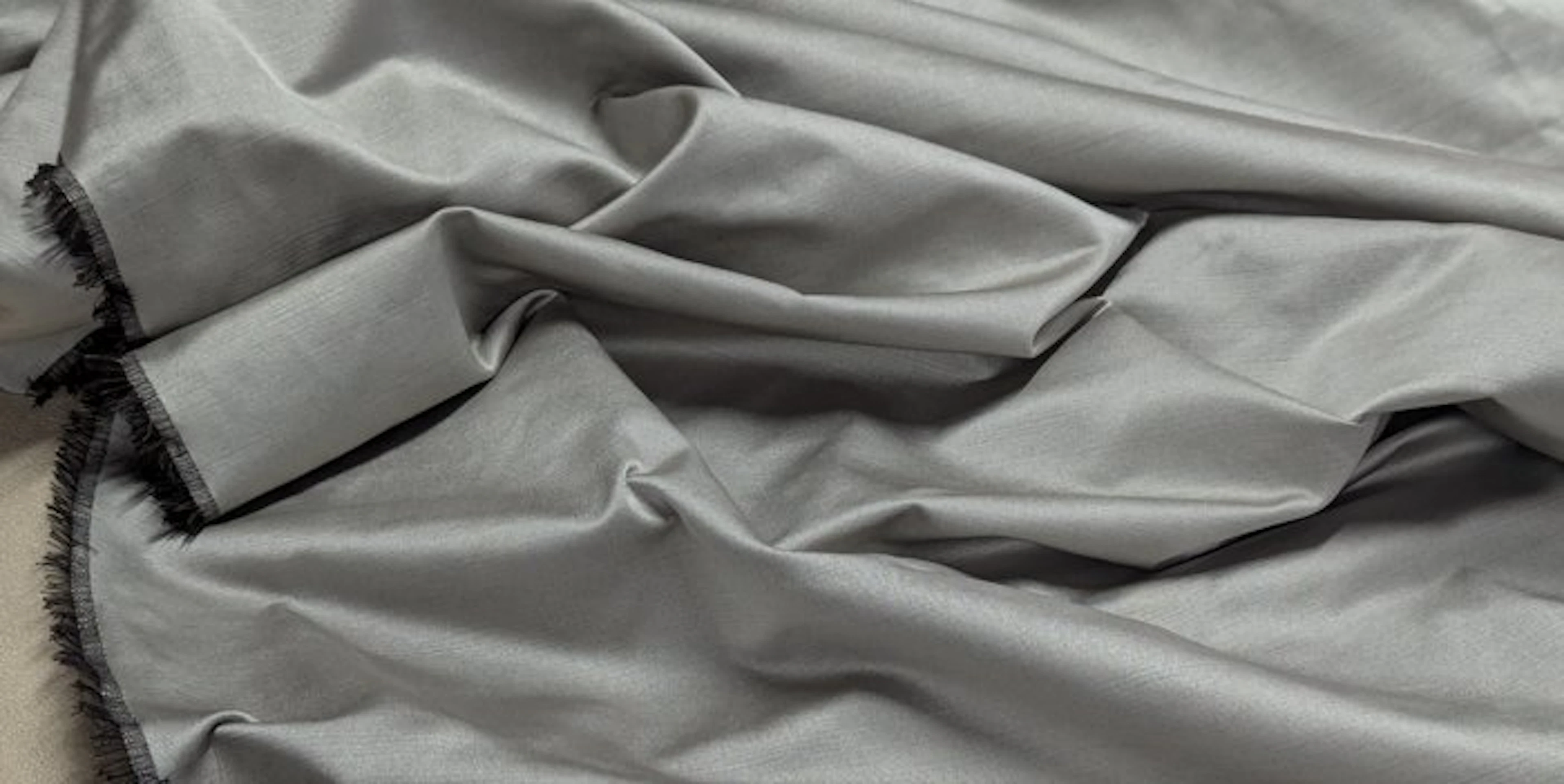 Elegante Tessuto Serico Grigio Perla – Caduta Morbida e...