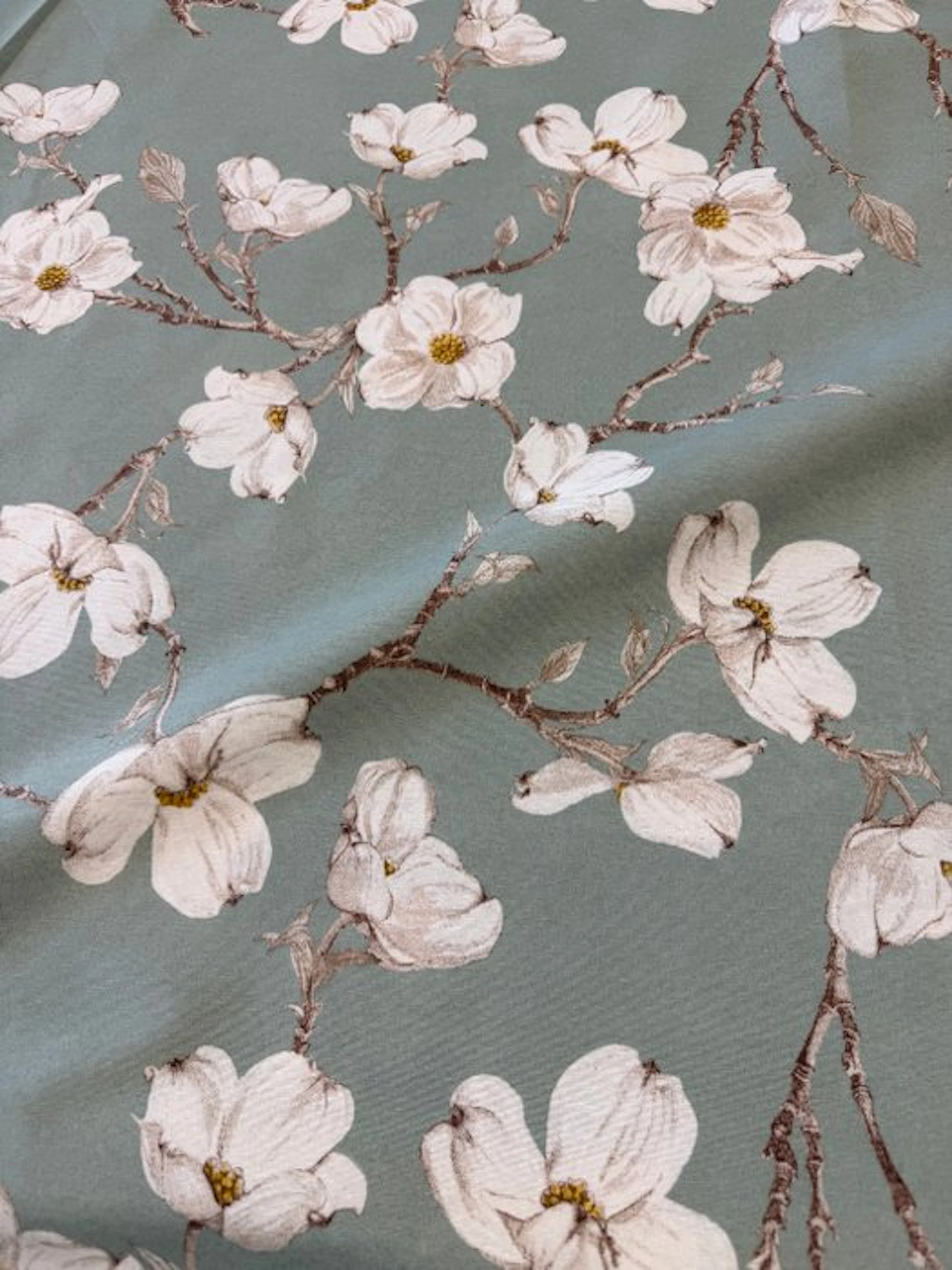 1623★ Decorative fabric with a refined floral pattern on...
