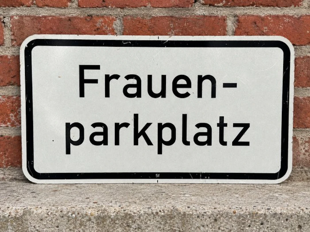 Parking lot sign - Duitstalig parkeerbord...