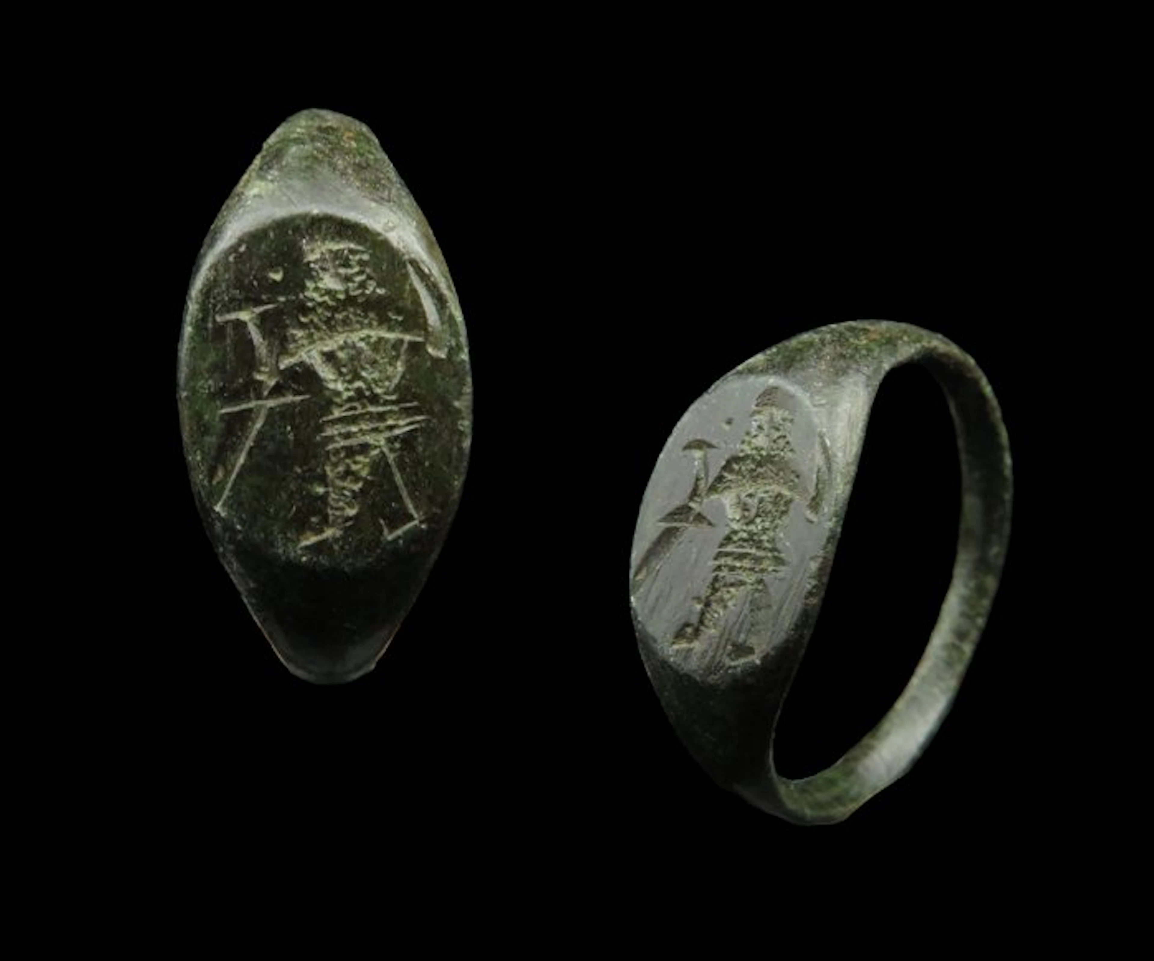 Medieval Bronze Ring with Soldier decoration (1x) - 19 mm (No reserve price)