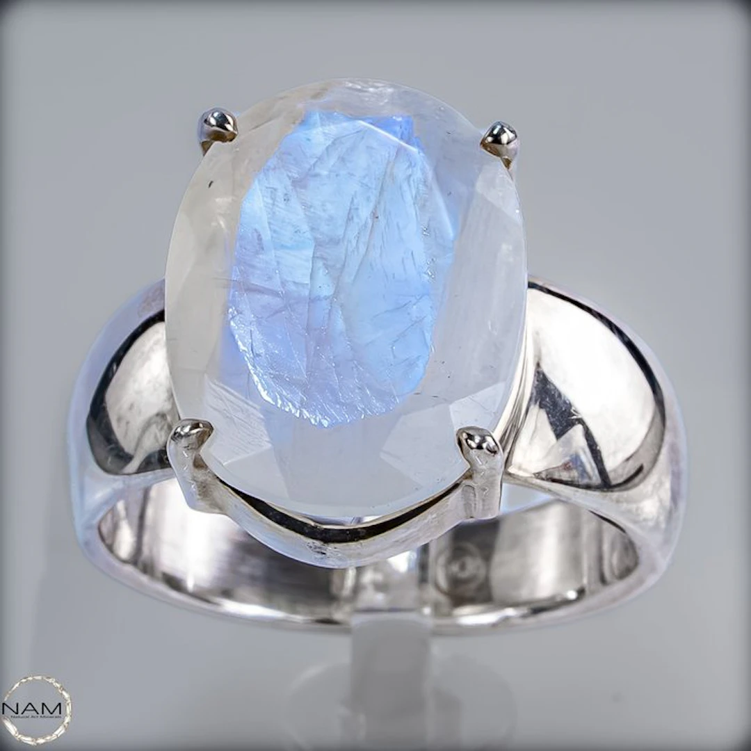Elegant moonstone ring with a rectangular cabochon – shimmering gemstone