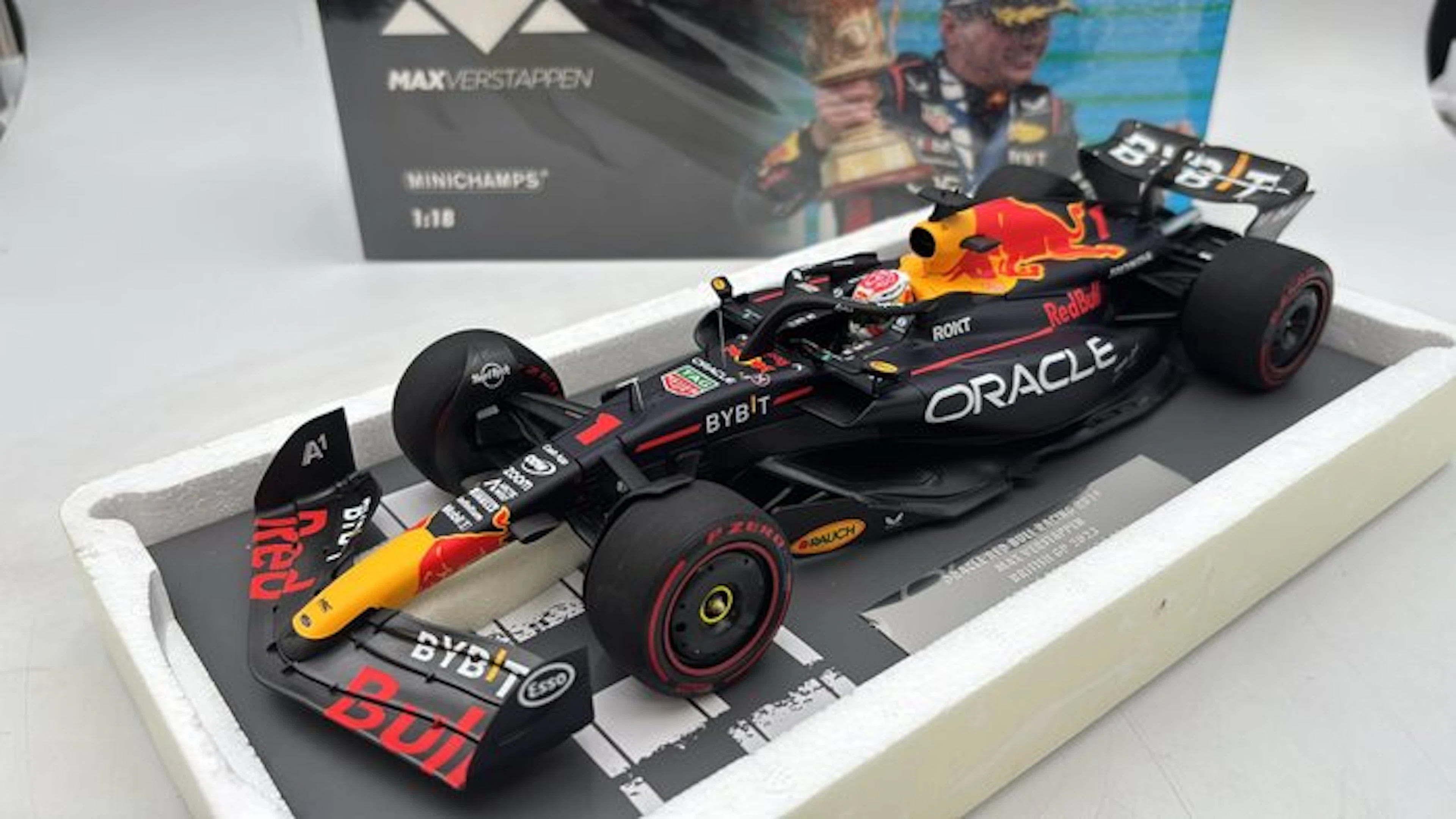 MiniChamps 1:18 - Model car - Red Bull Racing RB19...