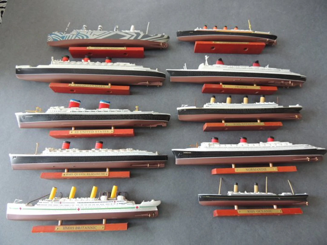Maritime object (10) - A very nice set of 10 ocean liner miniatures