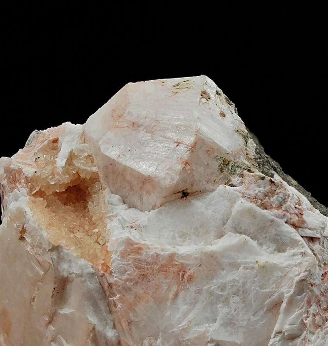 ALPINO, RARE WHITE AND PINK analcime