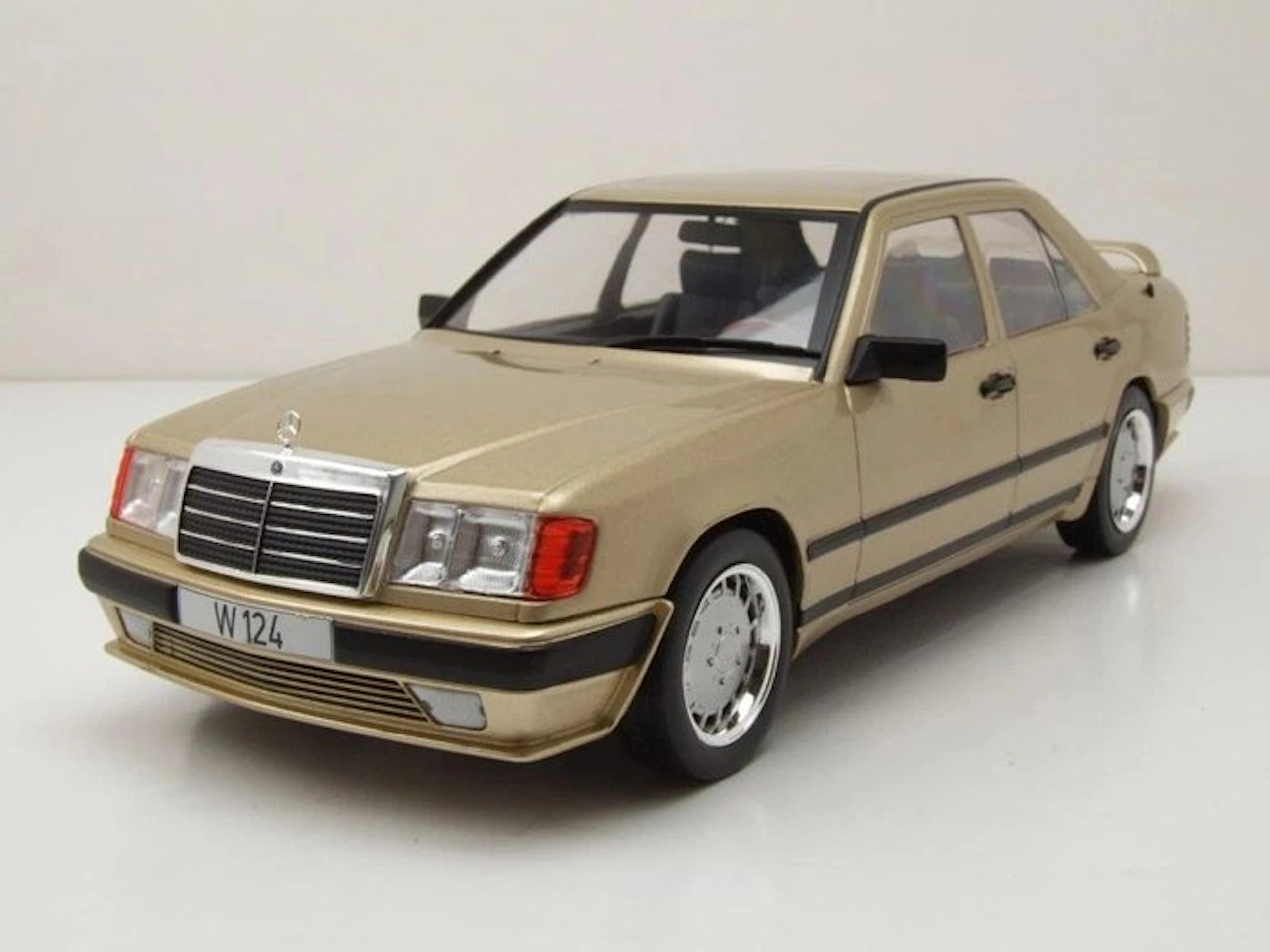 Modelcar Group 1:18 - Model car - Mercedes-Benz W124