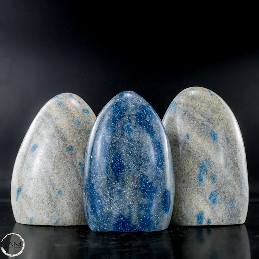 K2 freeforms – Fascinating trio with bright blue azurite...