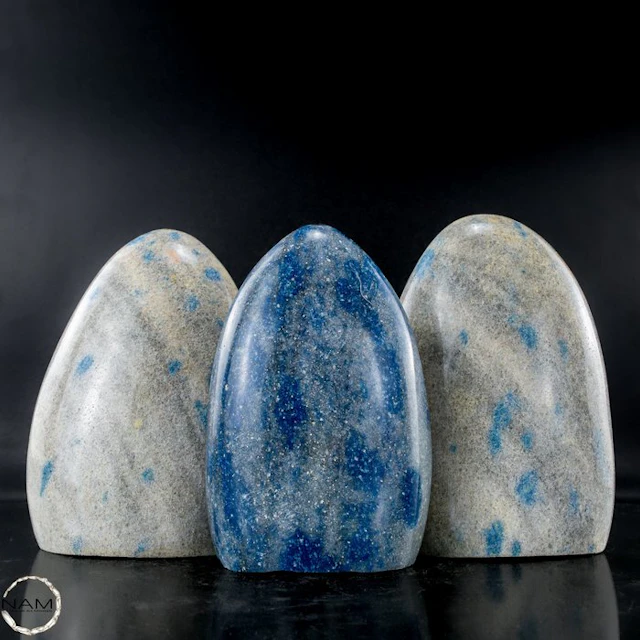 K2 freeforms – Fascinating trio with bright blue azurite...