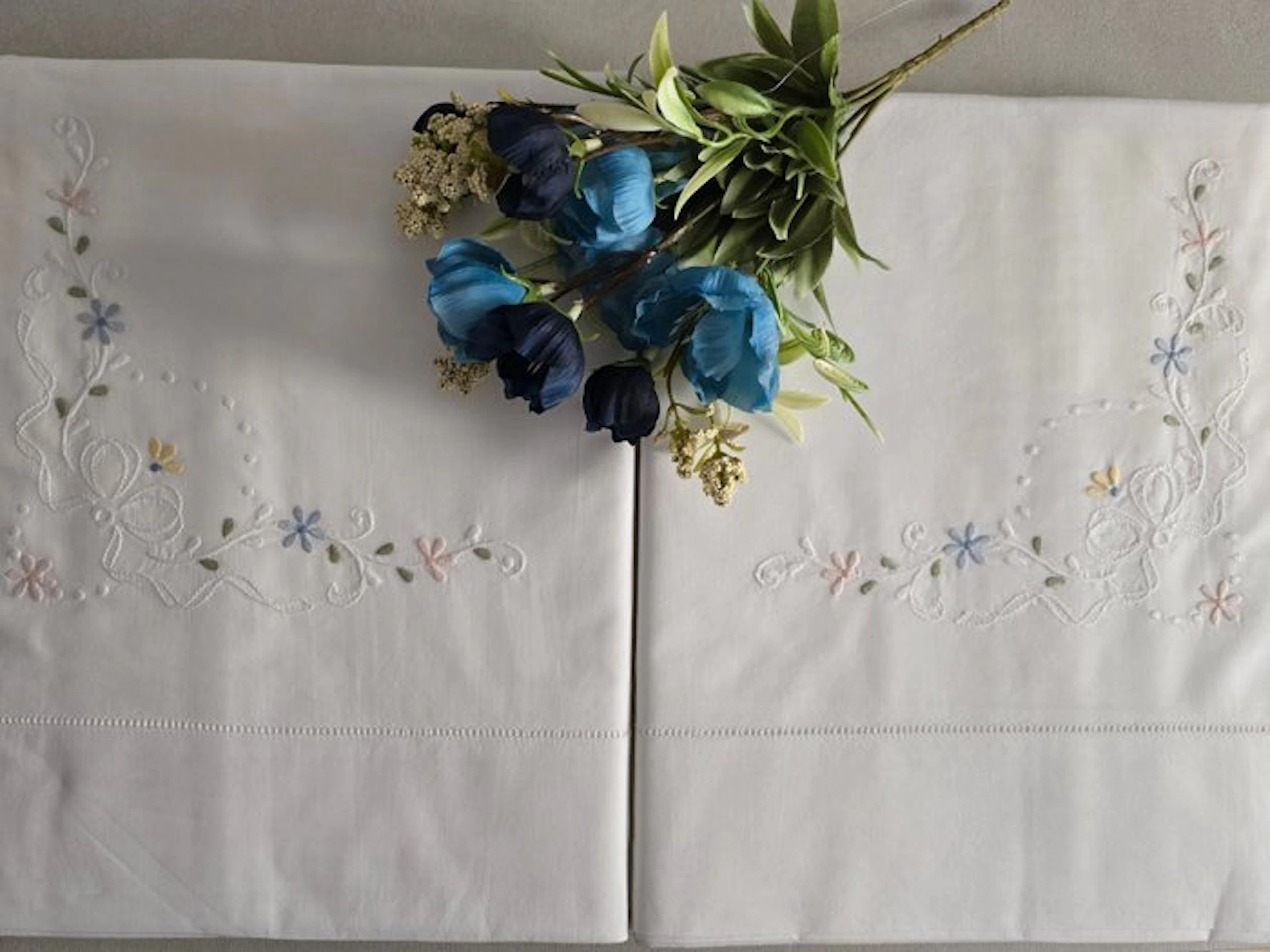 Set Lenzuola ricamate in puro cotone percalle Ricamo in...