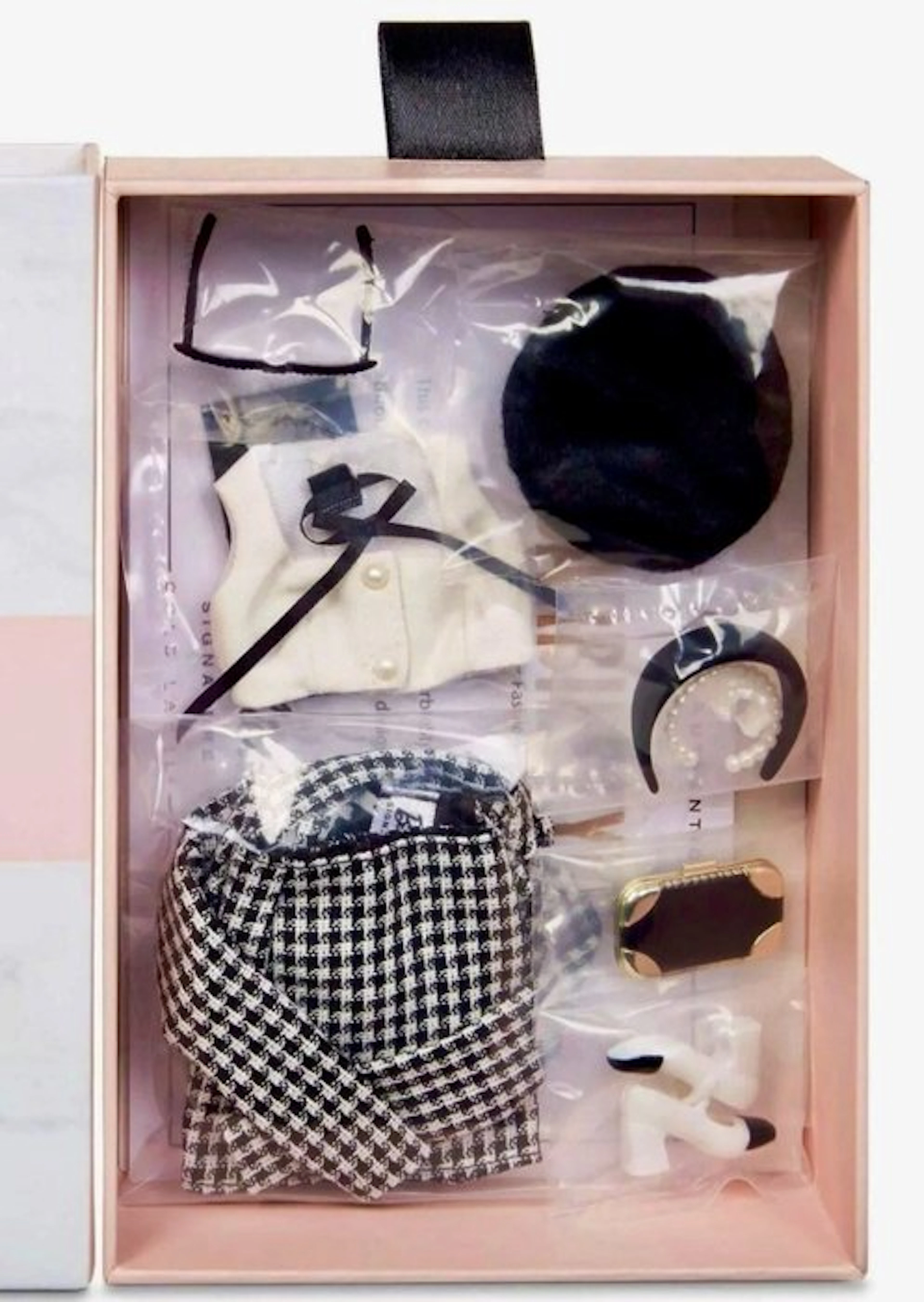 Mattel - Barbie doll - BarbieStyle HRM18 Fashion Pack