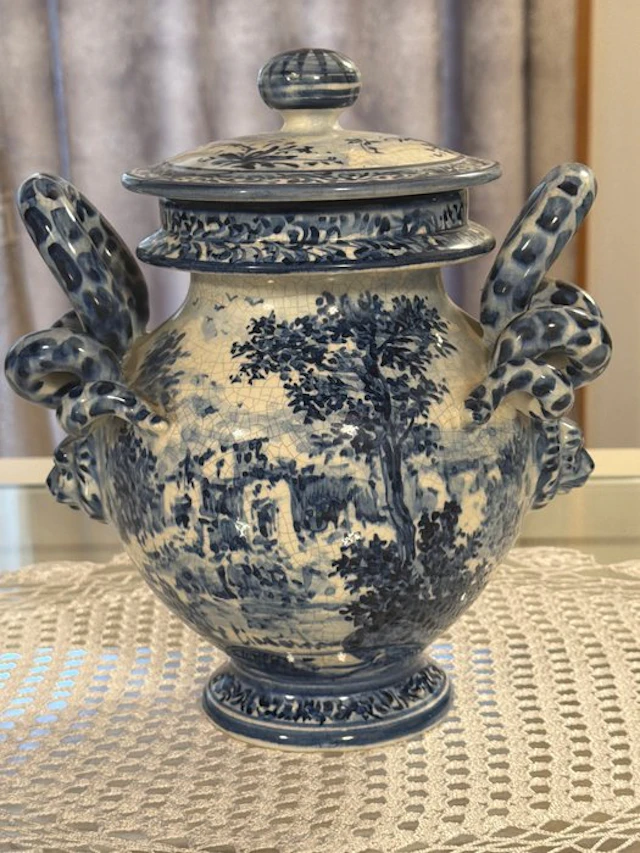 Bassano - vincenzo - Vase - Majolica - Signed and bearing the trademark of
