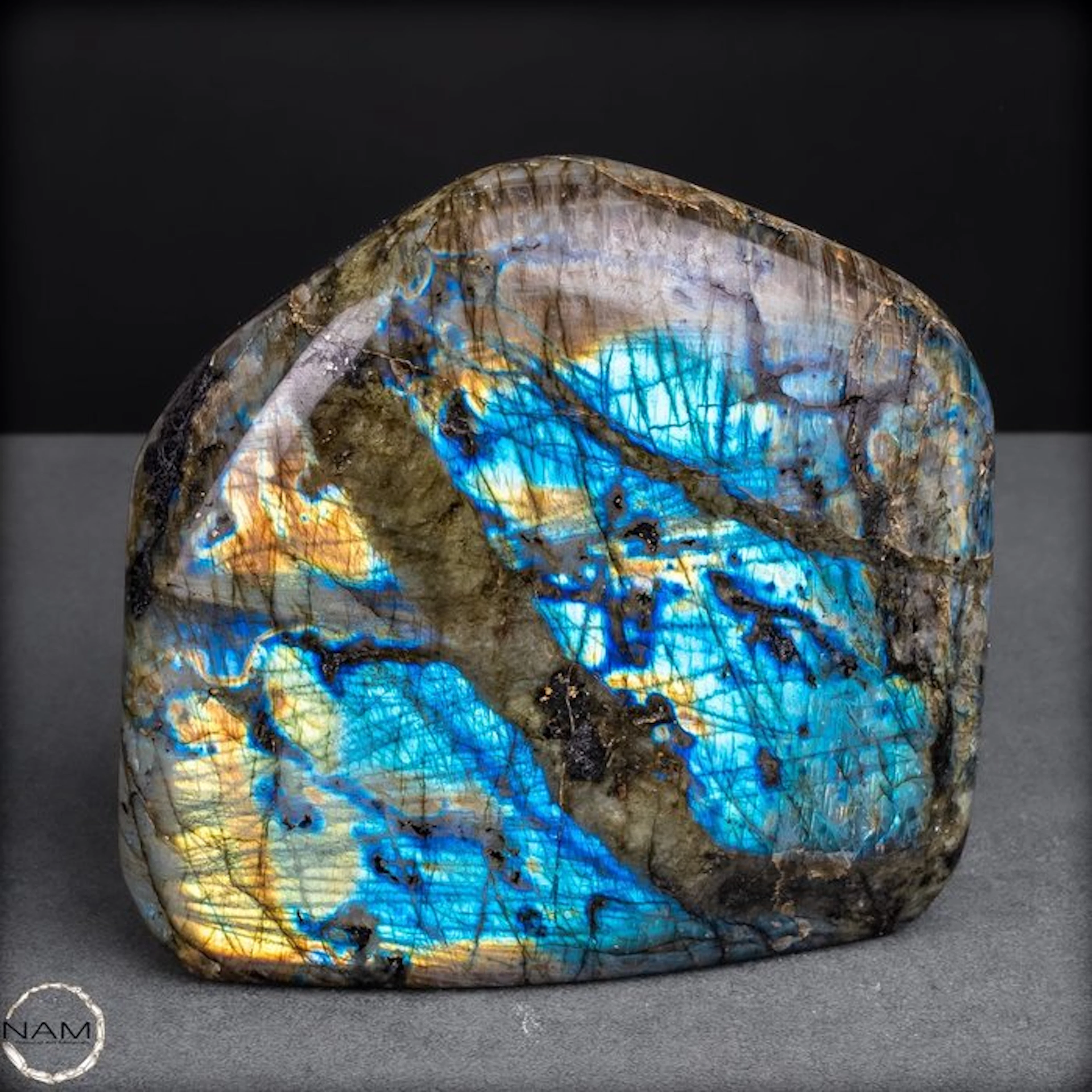 Natural labradorite from Madagascar – Nature's shimmering...