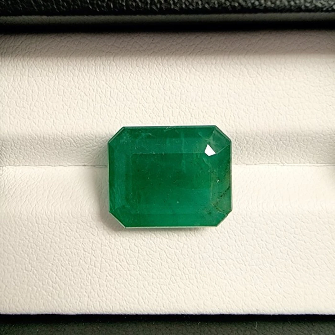 No reserve price - 1 pcs Green Emerald - 10.11 ct - Guild...