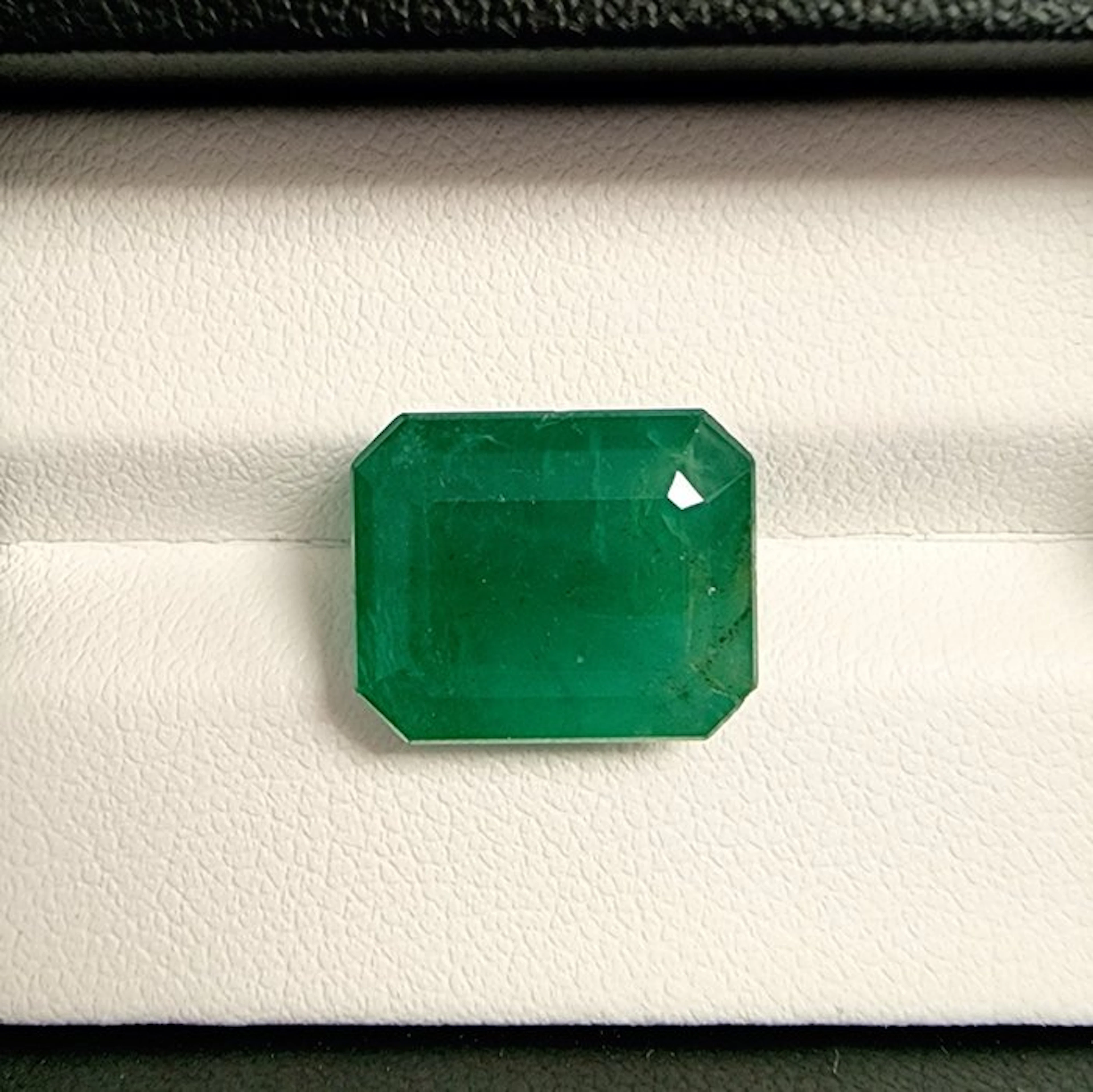 No reserve price - 1 pcs Green Emerald - 10.11 ct - Guild...