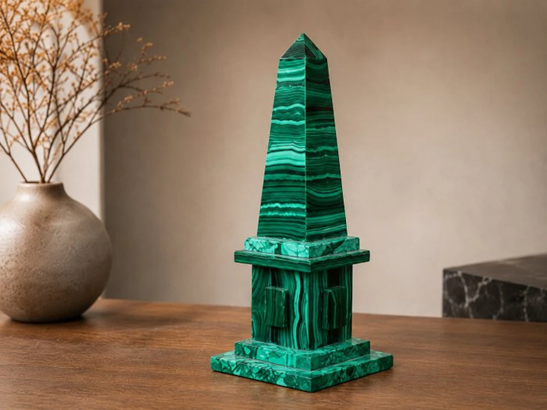 Malachite Obelisk - Height: 16 cm - Width: 5.4 cm- 540 g - (1)