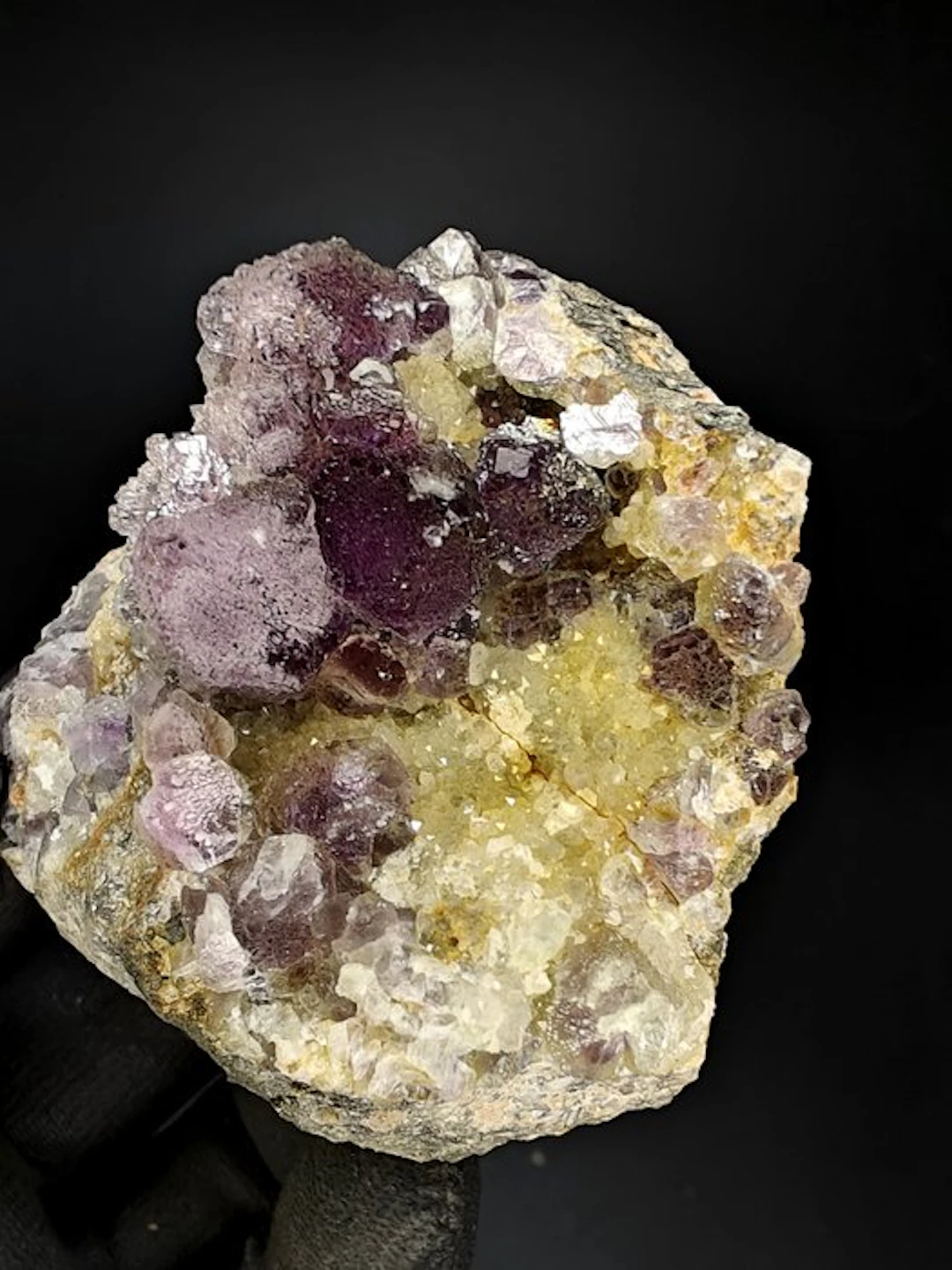 Purple Fluorite Crystals on matrix - Height: 8 cm - Width: 6 cm- 226 g