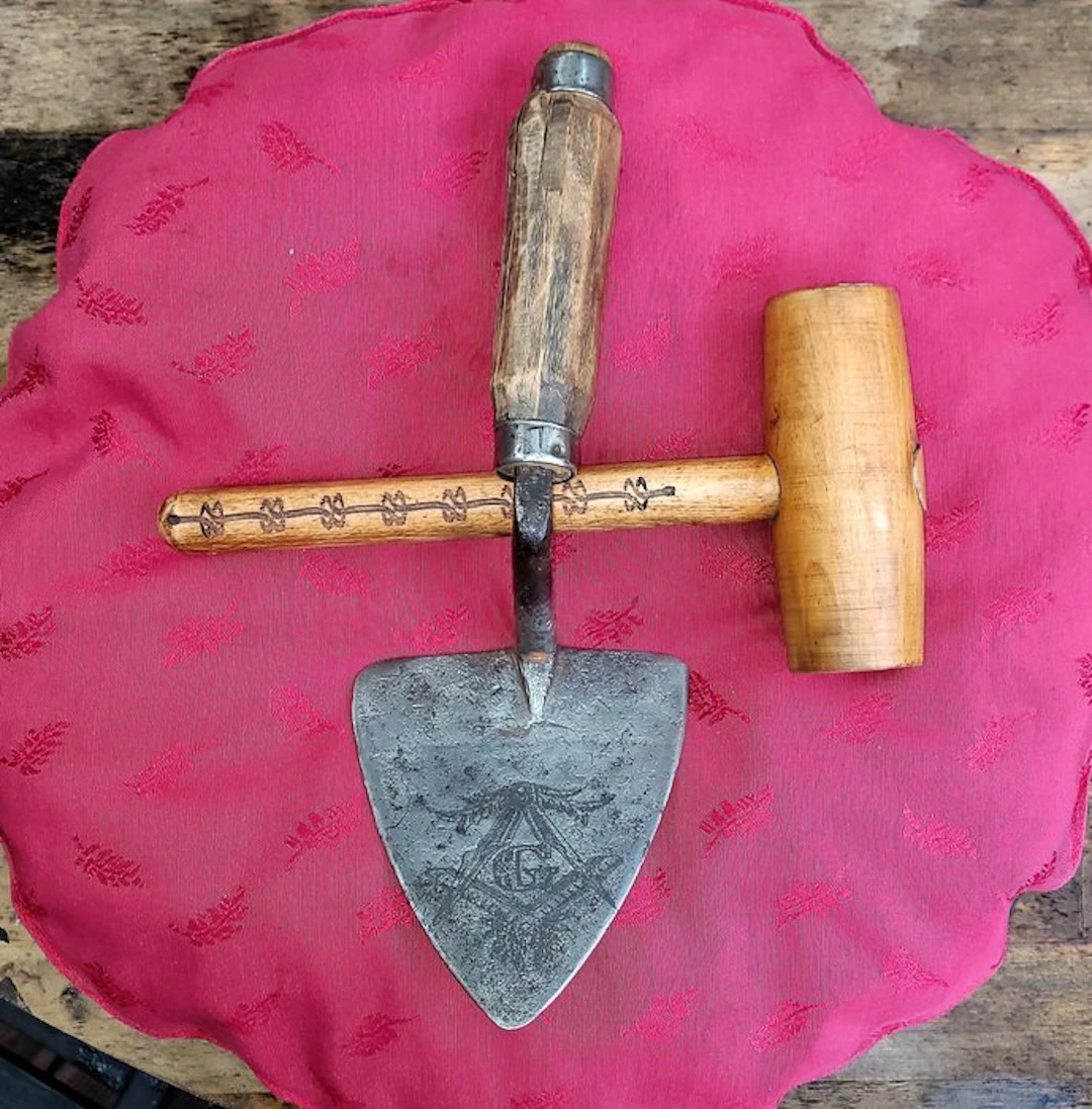 Themed collection - Engraved trowel and wooden mallet – Traditional symbols