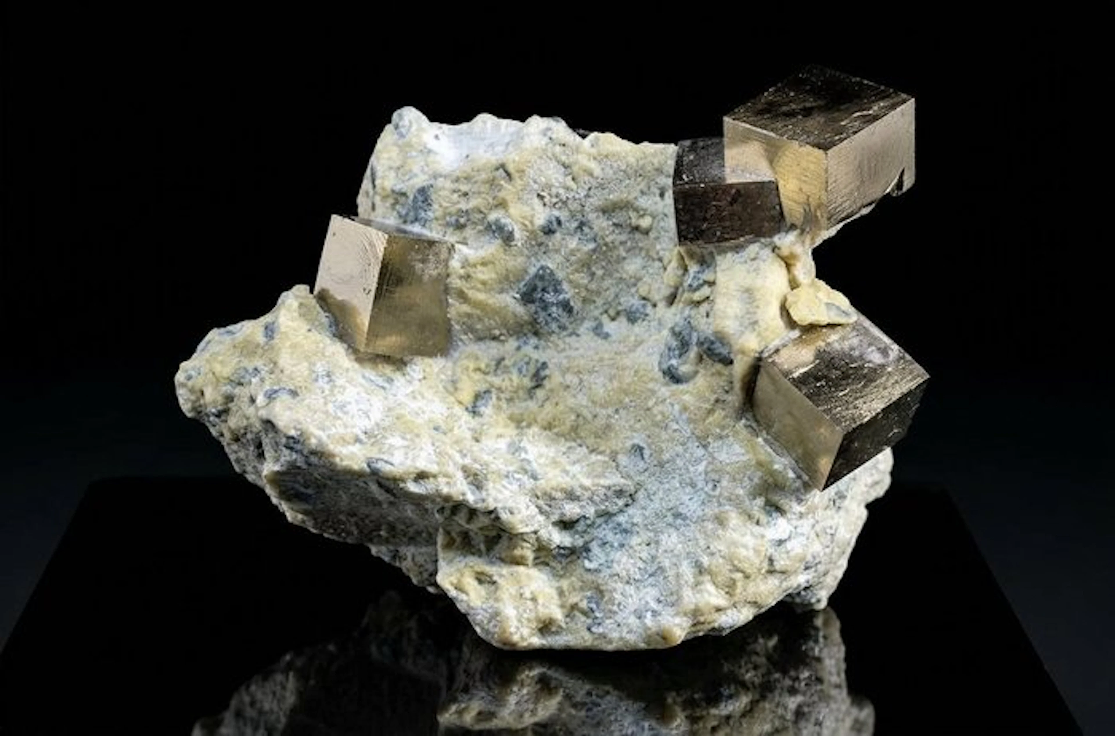 Pyrite Crystals on matrix - Height: 3 cm - Width: 3.5 cm- 18 g - (1)