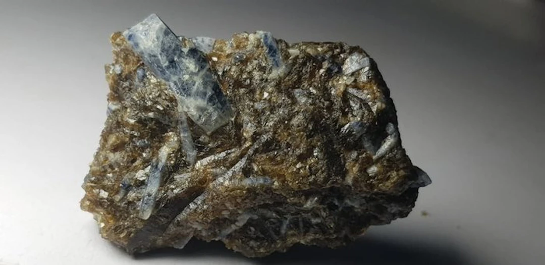 Exceptional rare sapphire crystal Specimen - Height: 67 mm - Width: