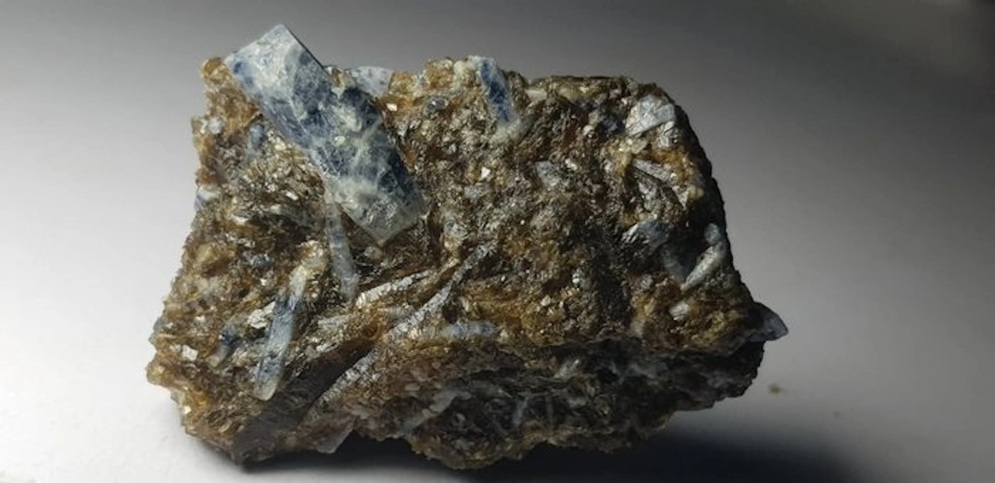 Exceptional rare sapphire crystal Specimen - Height: 67 mm - Width: