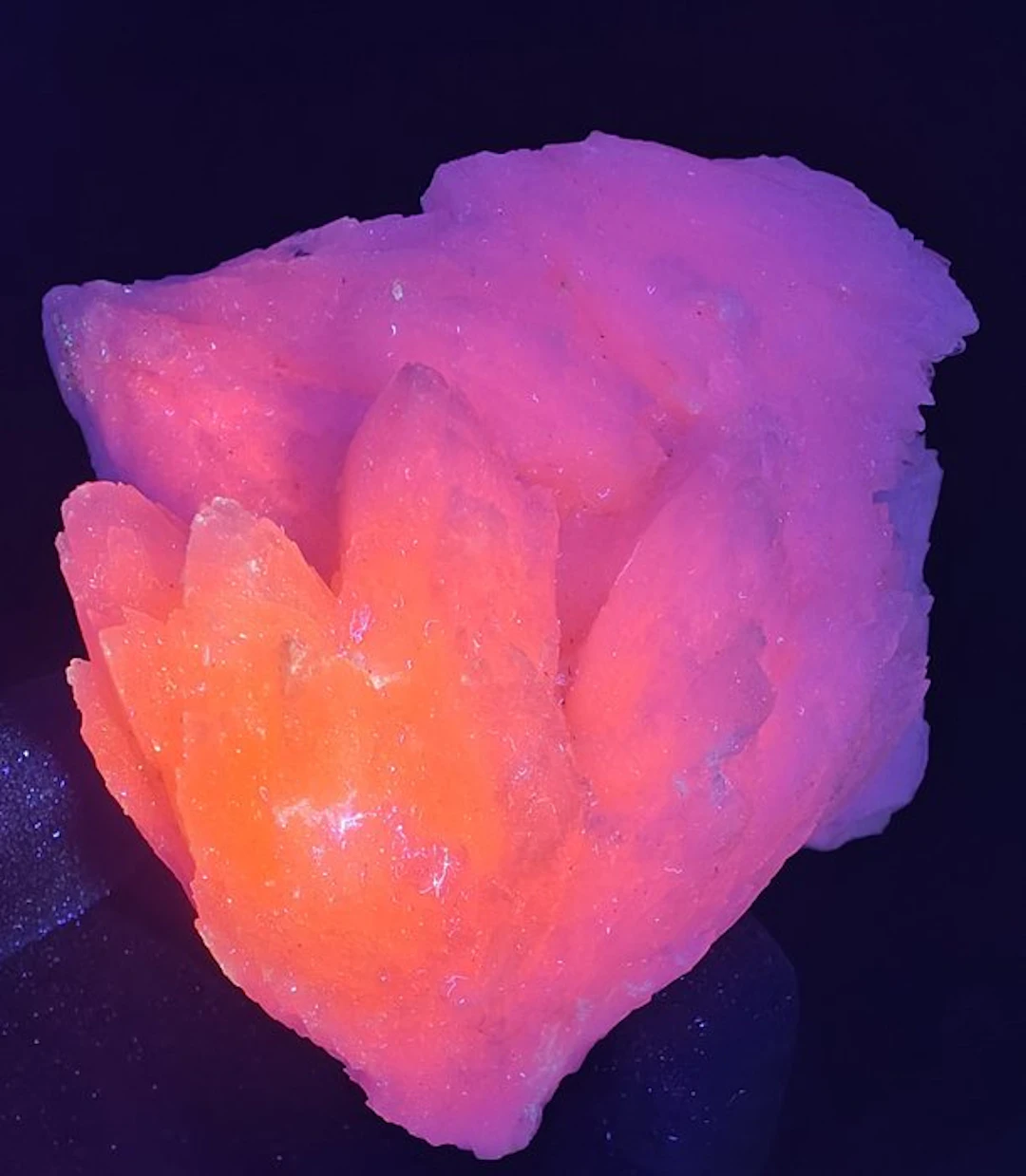 Manganoan calcite Fluorescent - Height: 8 cm - Width: 7 cm- 460 g