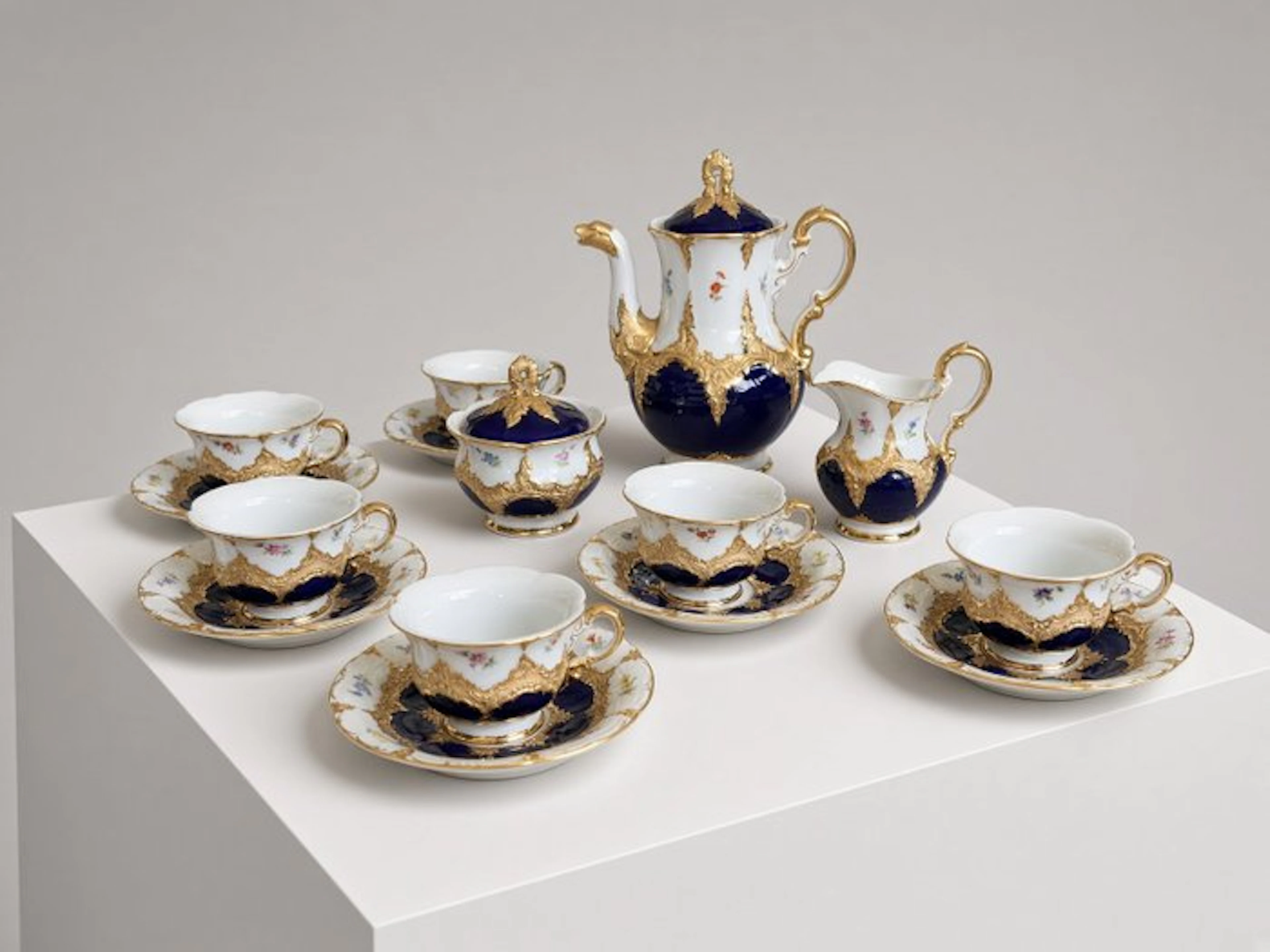 Coffee service (15) - A Fine Meissen Porcelain 15-Piece...