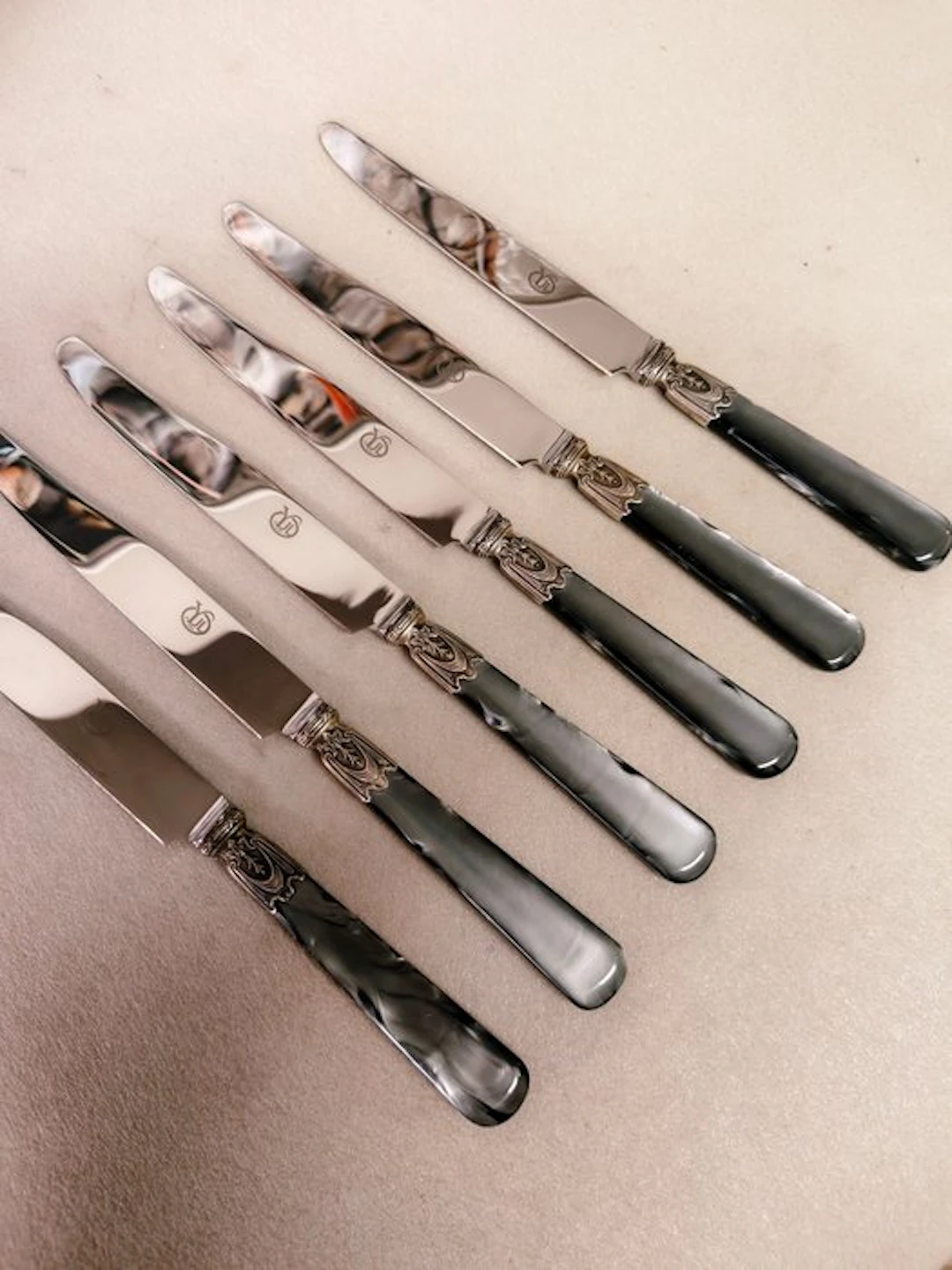 YTOURNEL coutelier orfèvre - Table knife - Resin, Steel