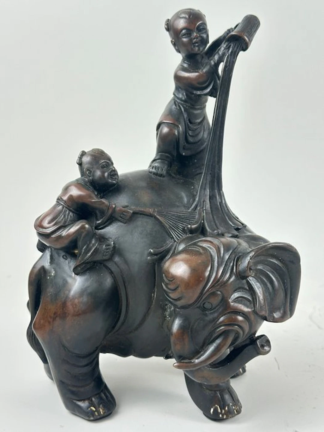 Figure - Boys washing an elephant - Bronze - China (No reserve price)
