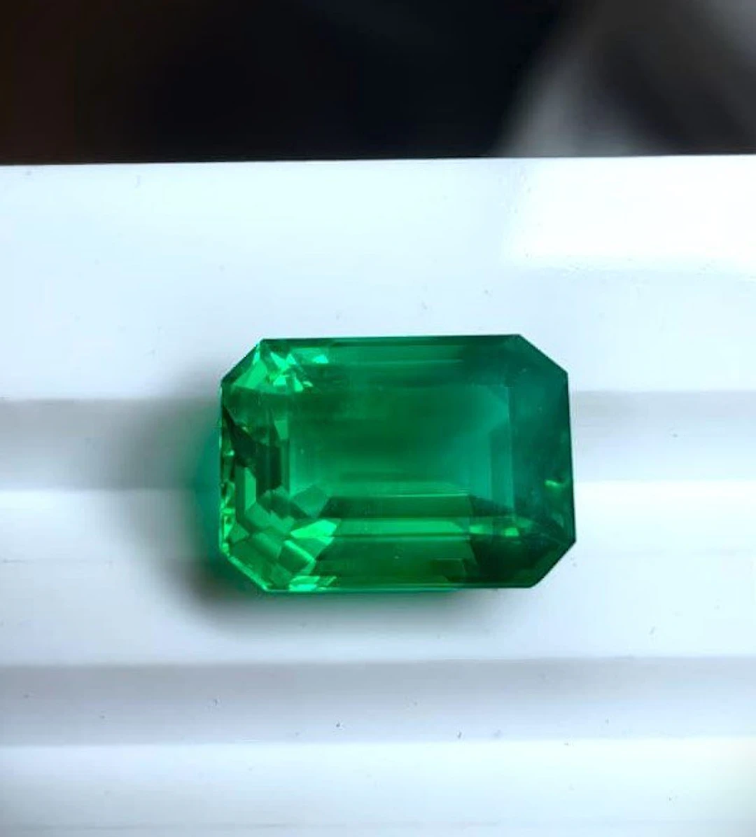 Green Emerald - 7.26 ct - International Gemological...