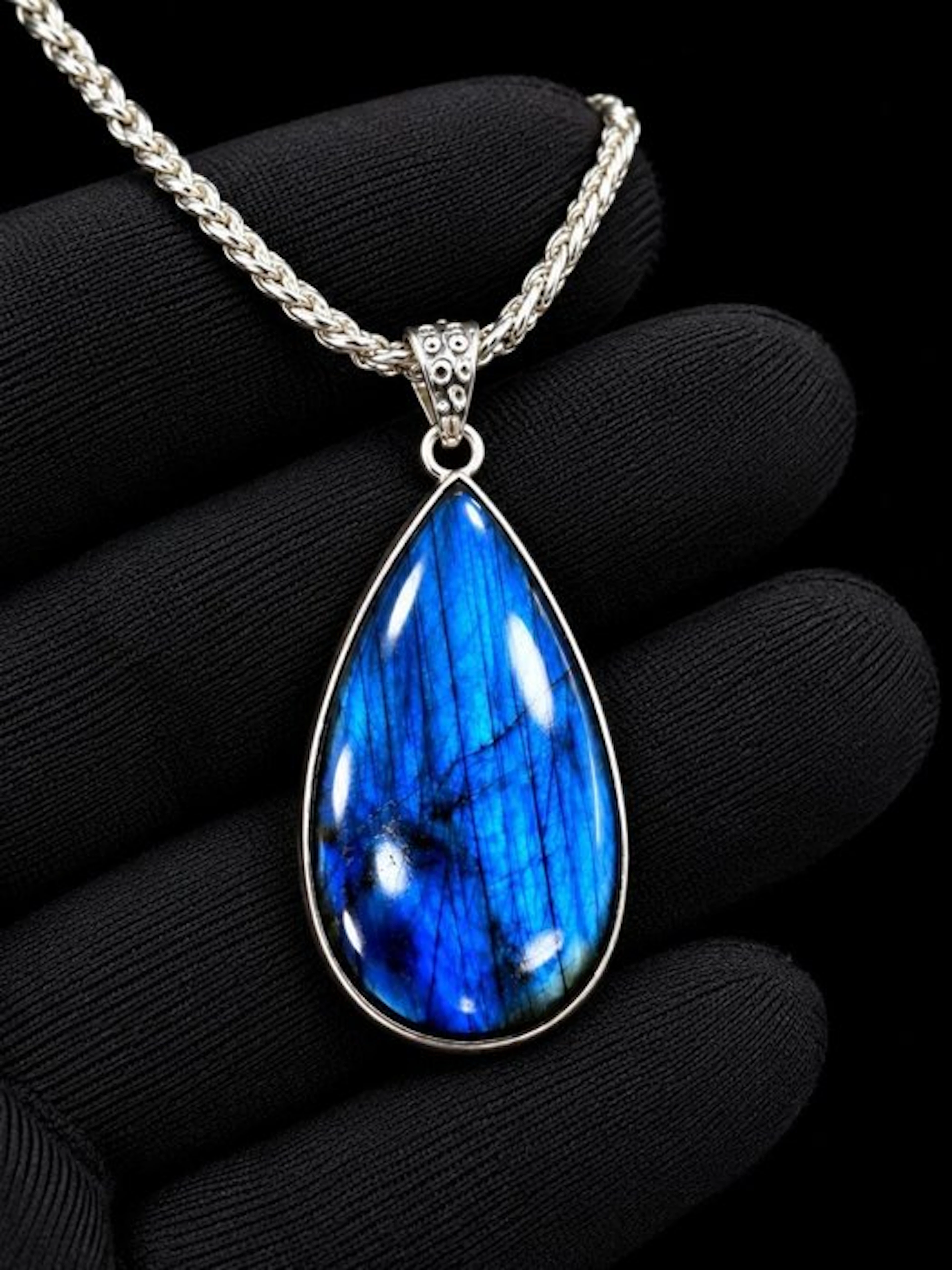 Exquisite Natural Blue Labradorite Pendant from Iceland...