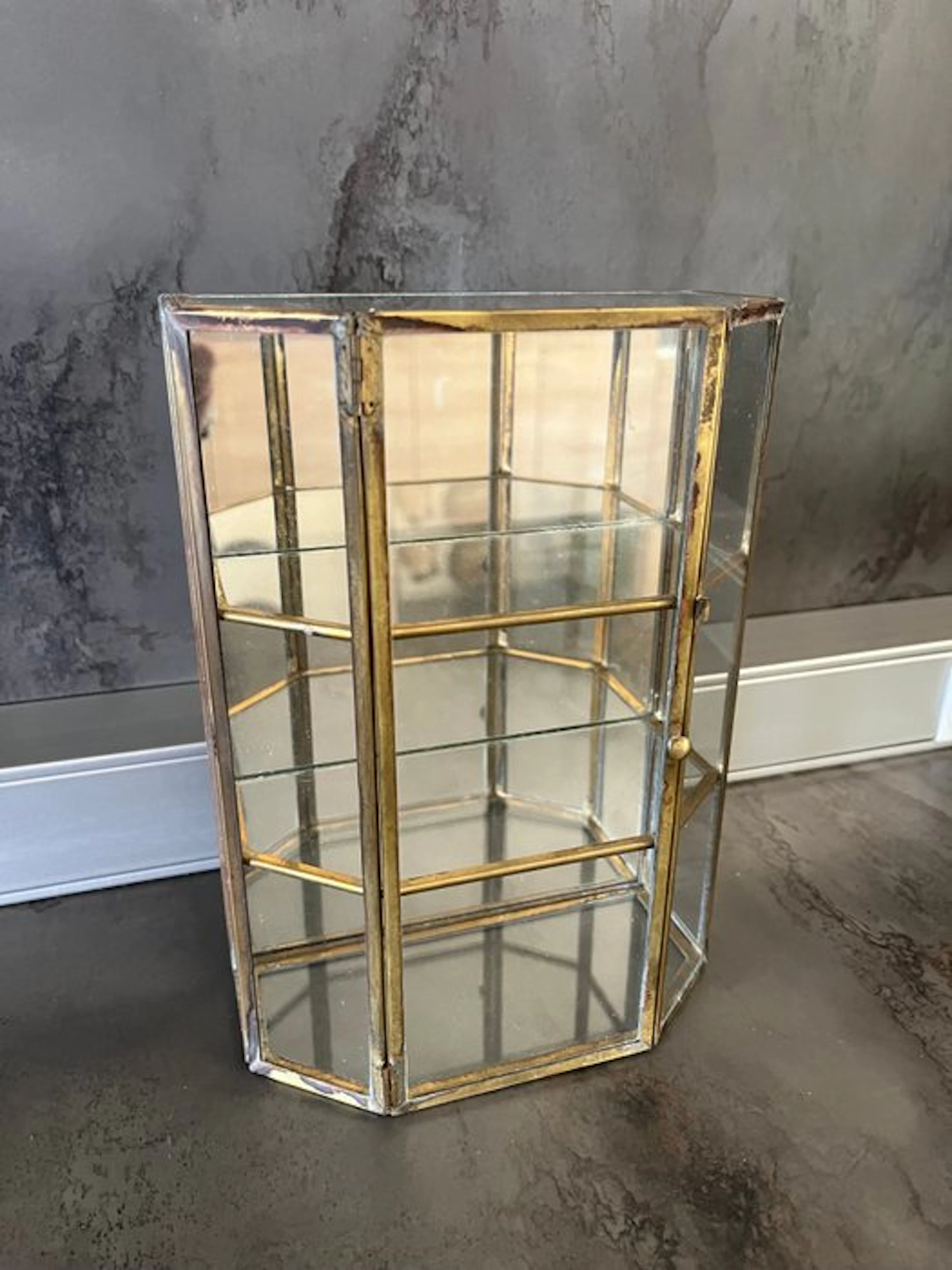 Display cabinet - Glass and brass