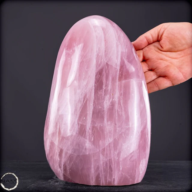 Natural rose quartz freeform – Harmonious rose tones and silky shine.-