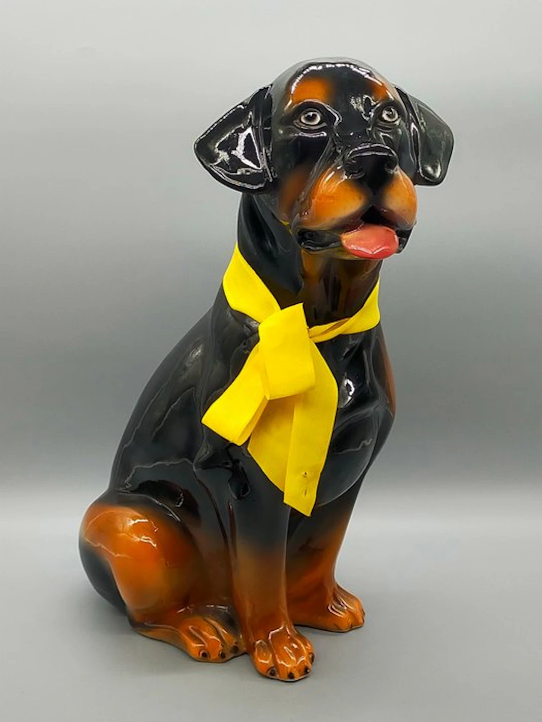 Große Keramikfigur Rottweiler mit Gelber Schleife – Glasiert - Figure - Ceramic