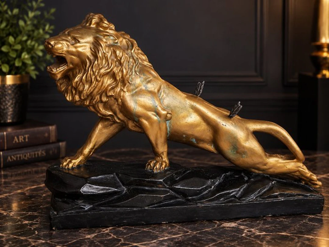 Sculpture, Lion blessé aux flèches - 42 cm - Resin, Painting, Plaster