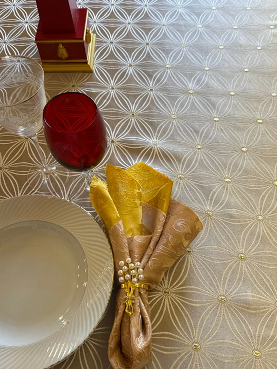 san leucio - Luxurious damask silk tablecloth in champagne with gold dots