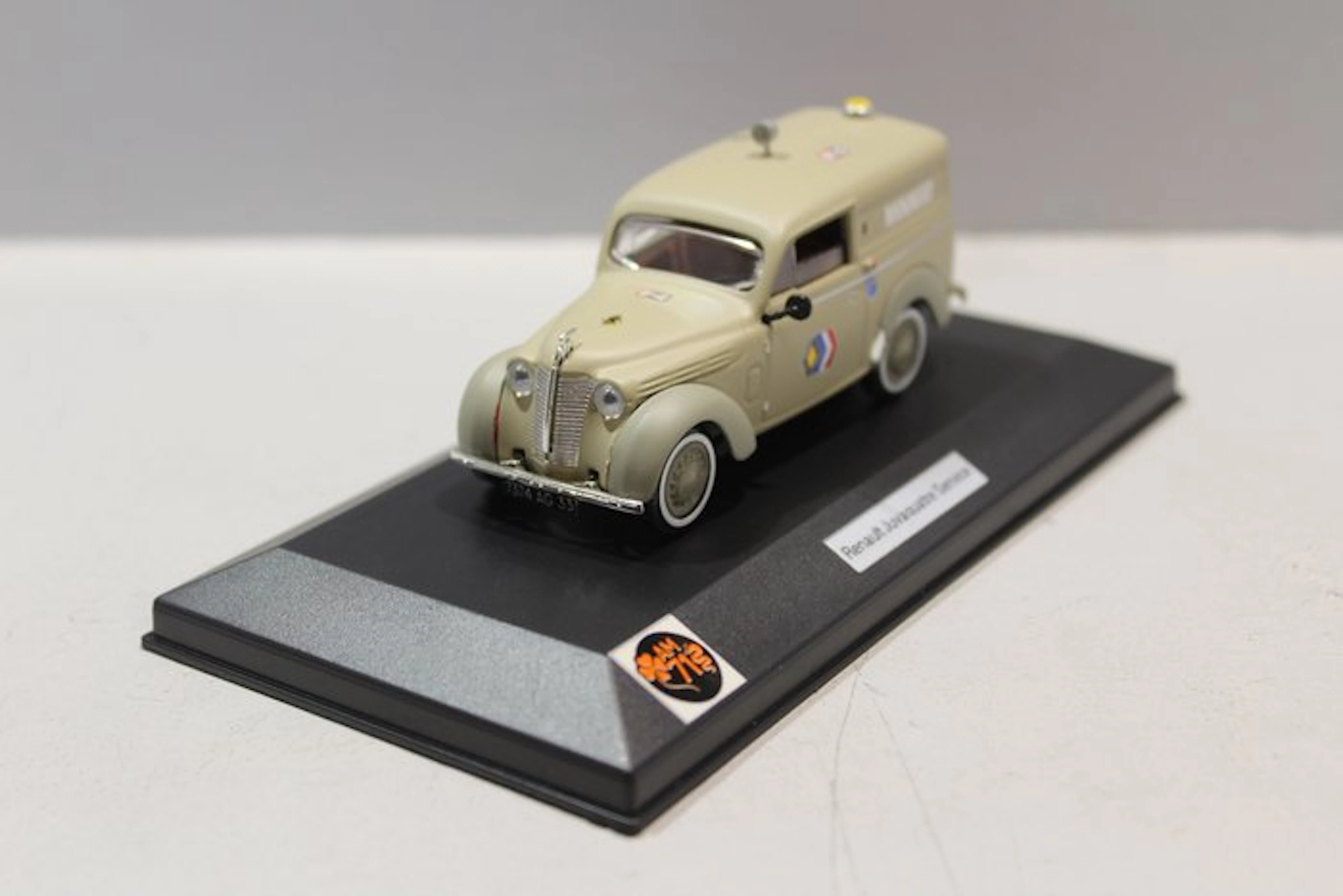 AM.71 1:43 - Model car - Renault Juvaquatre service 1/43. - Artisanal model