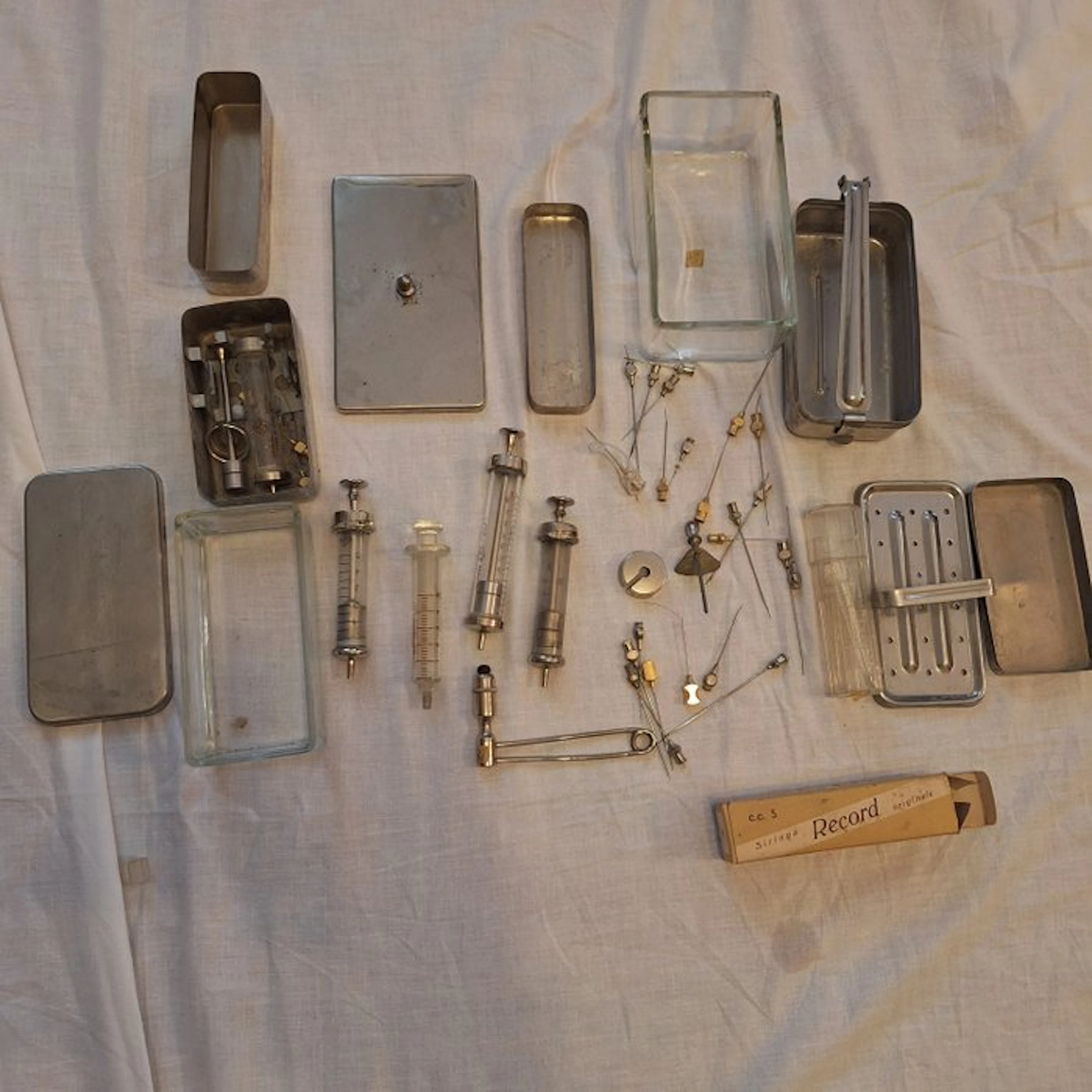 Medical instrument - Record (36) - Steel, Glass - Glass syringes with needles