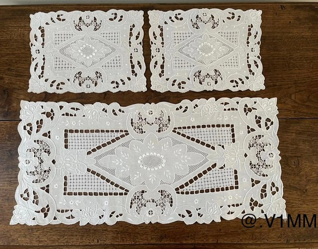 Embroidery (3) - 69 cm - 32 cm - Reticello and intaglio